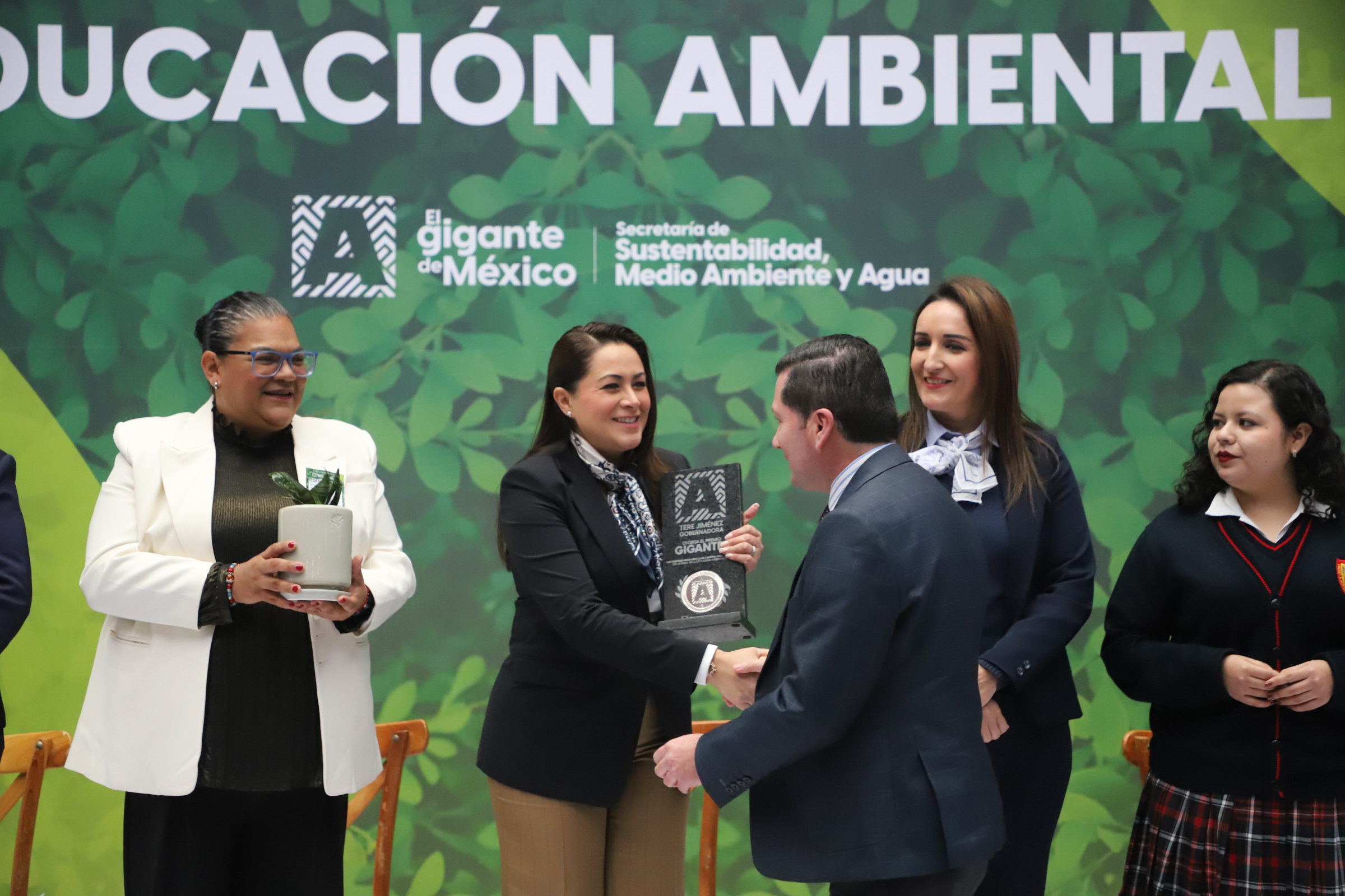 Tere Jiménez entrega Premio Gigantes a instituciones con el medio ambiente
