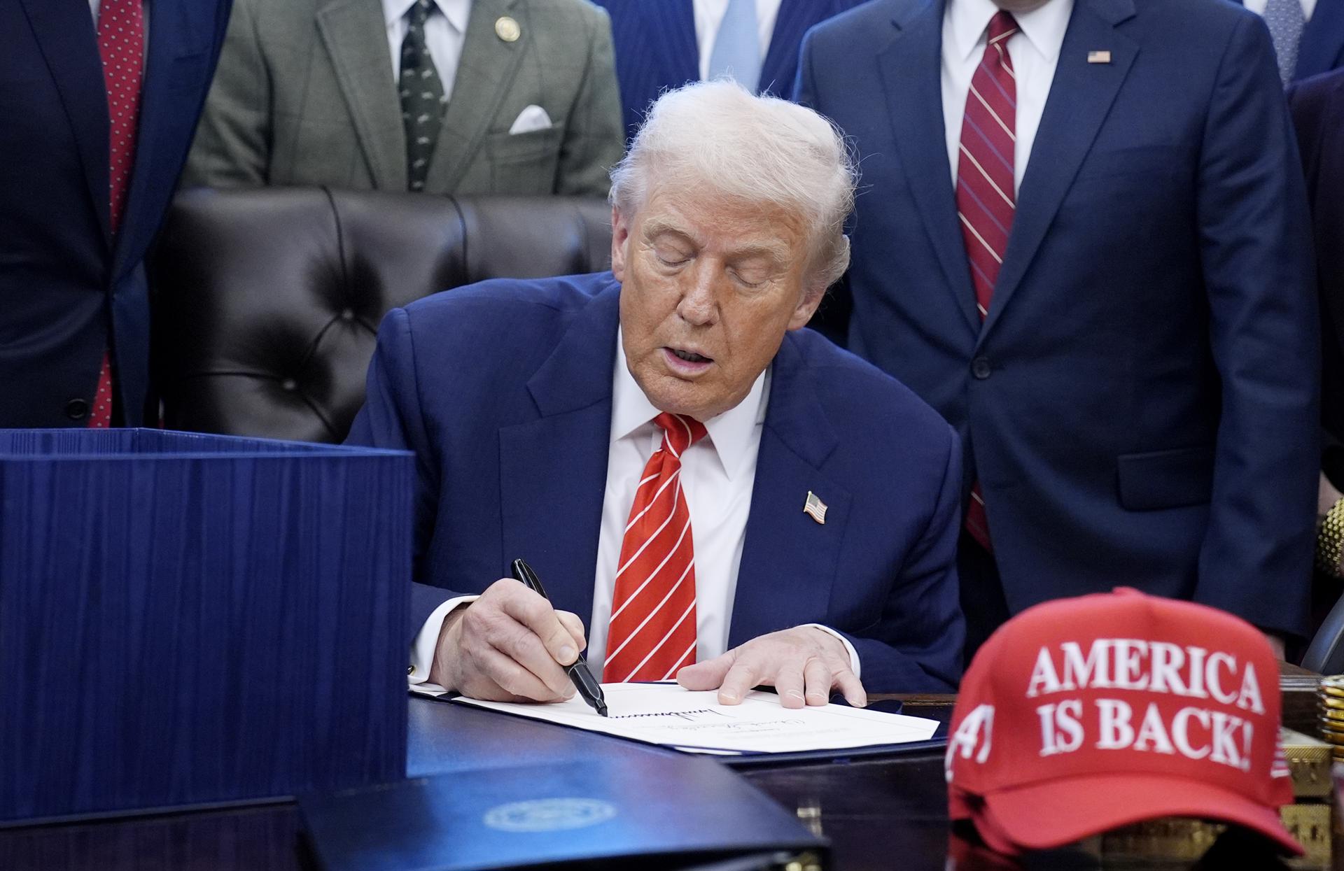Trump dice que los ciudadanos que murieron a tiros por ICE en Minneapolis “no eran ángeles”