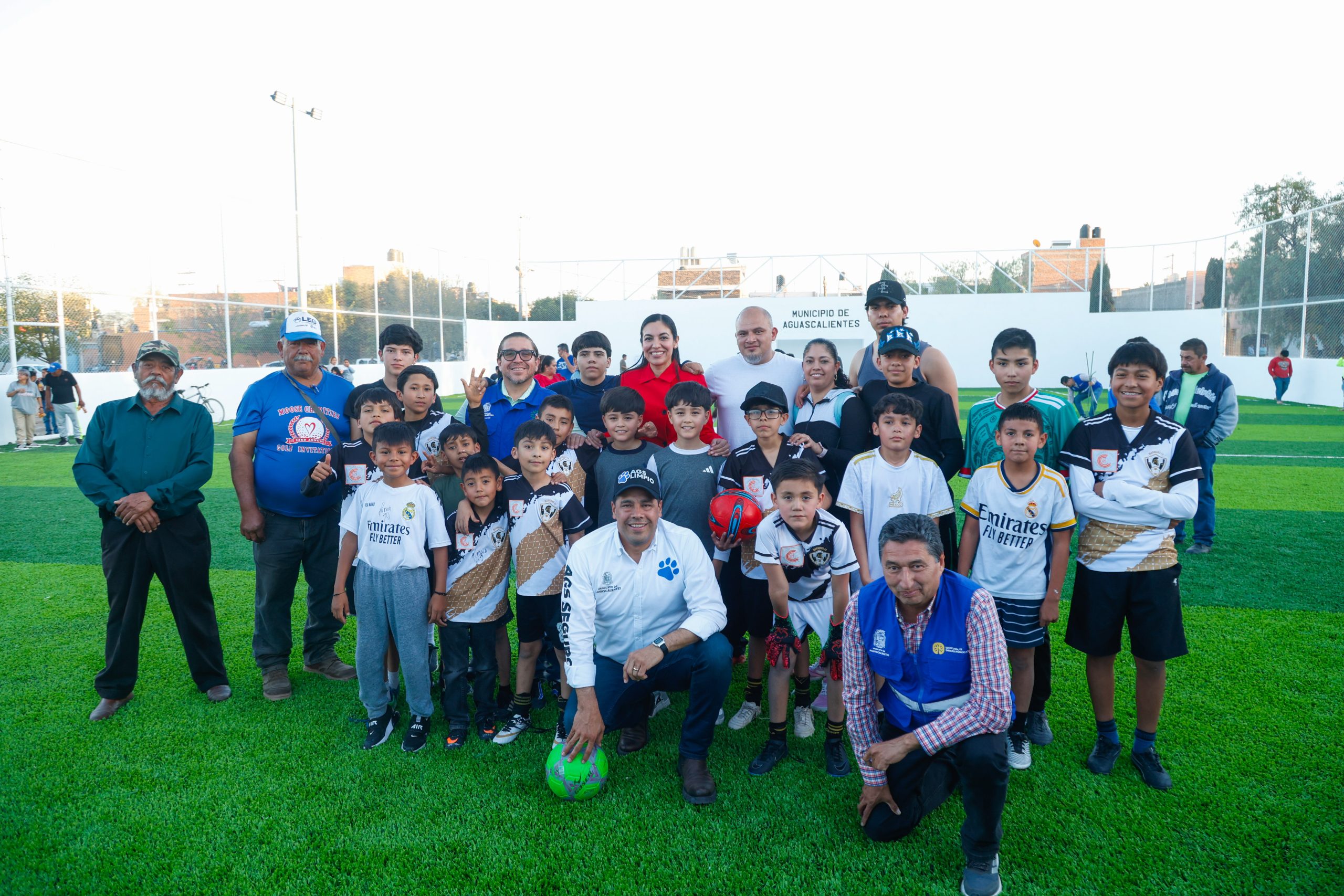 Entrega Leo Montañez nueva cancha de pasto sintético en Cañada Honda
