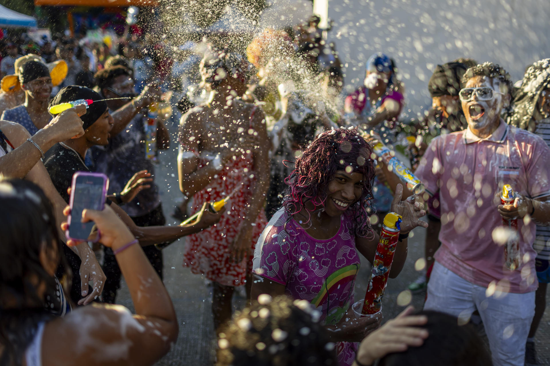 Venezolanos ponen en pausa la agitada vida política del país para celebrar los carnavales