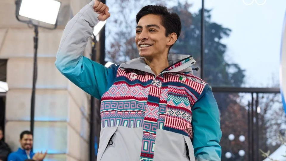 Donovan Carrillo desfila con el uniforme oficial de México en la Muestra de Moda de los Juegos Olímpicos de Milano-Cortina 2026