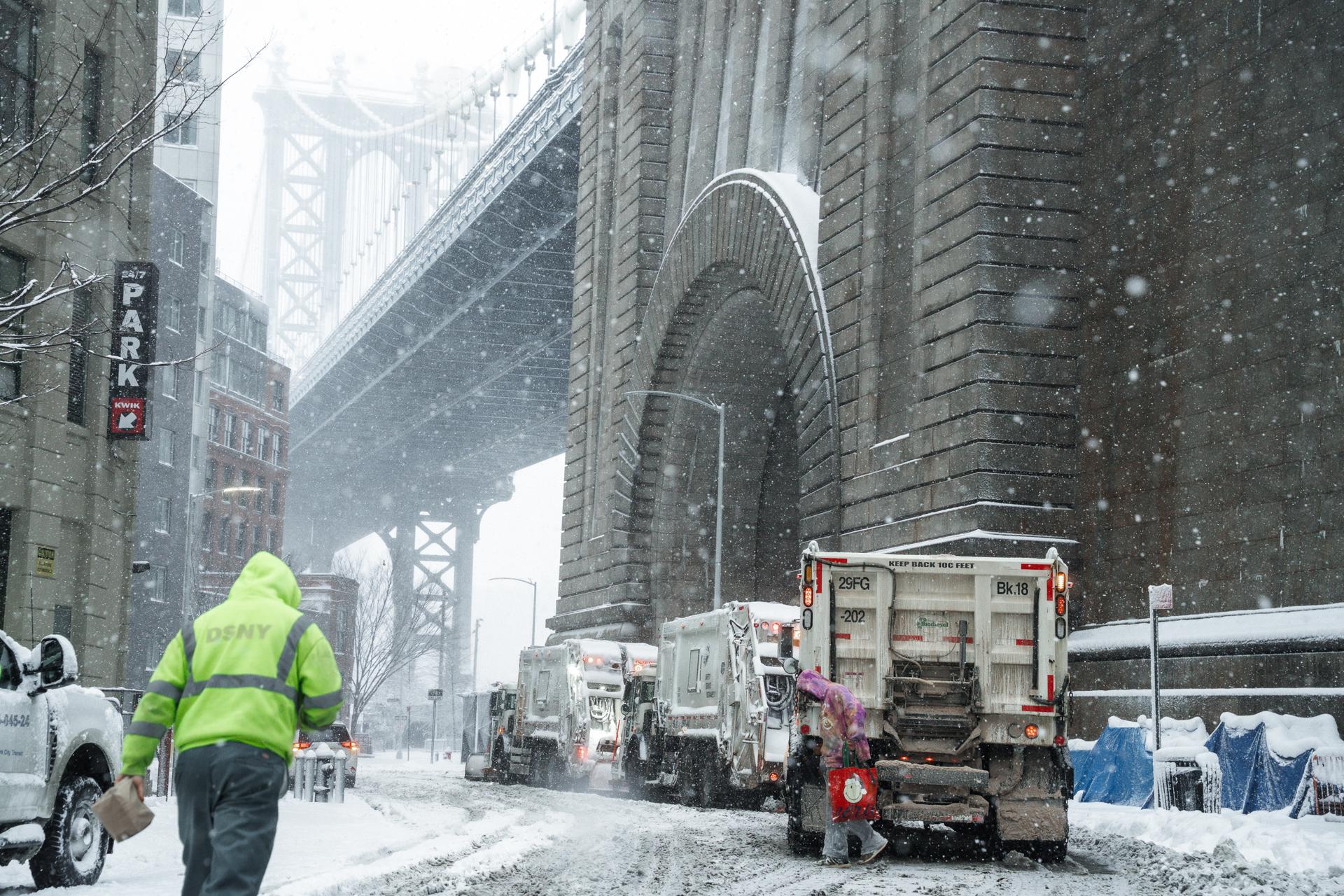 Tormenta invernal paraliza el noreste de EE.UU. y deja a Nueva York bajo una nevada récord