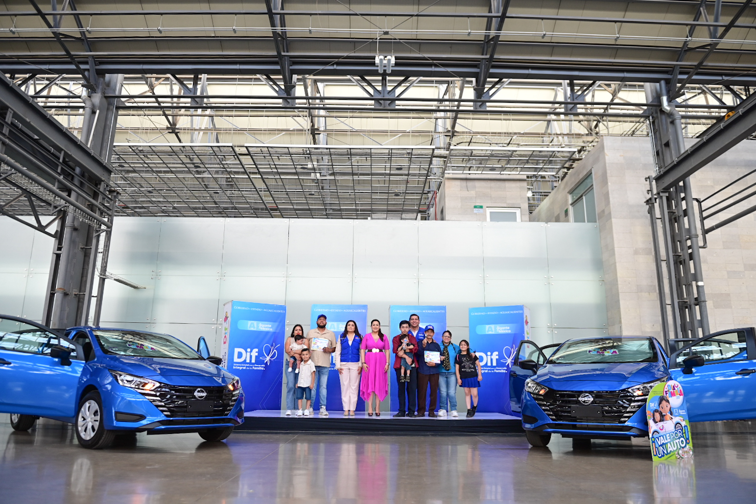 Tere Jiménez entrega autos a ganadores del sorteo del Día de la Familia