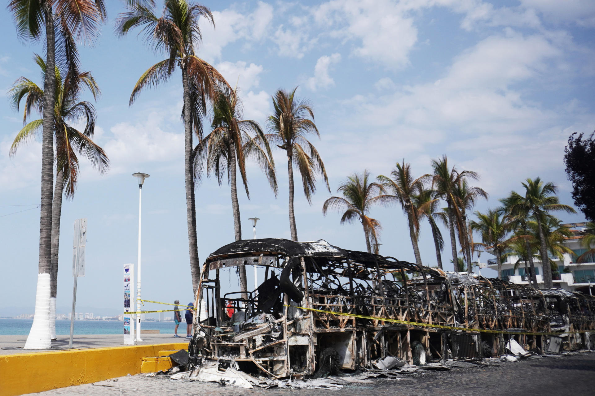 Al menos 200 tractocamiones fueron atacados tras operación contra El Mencho