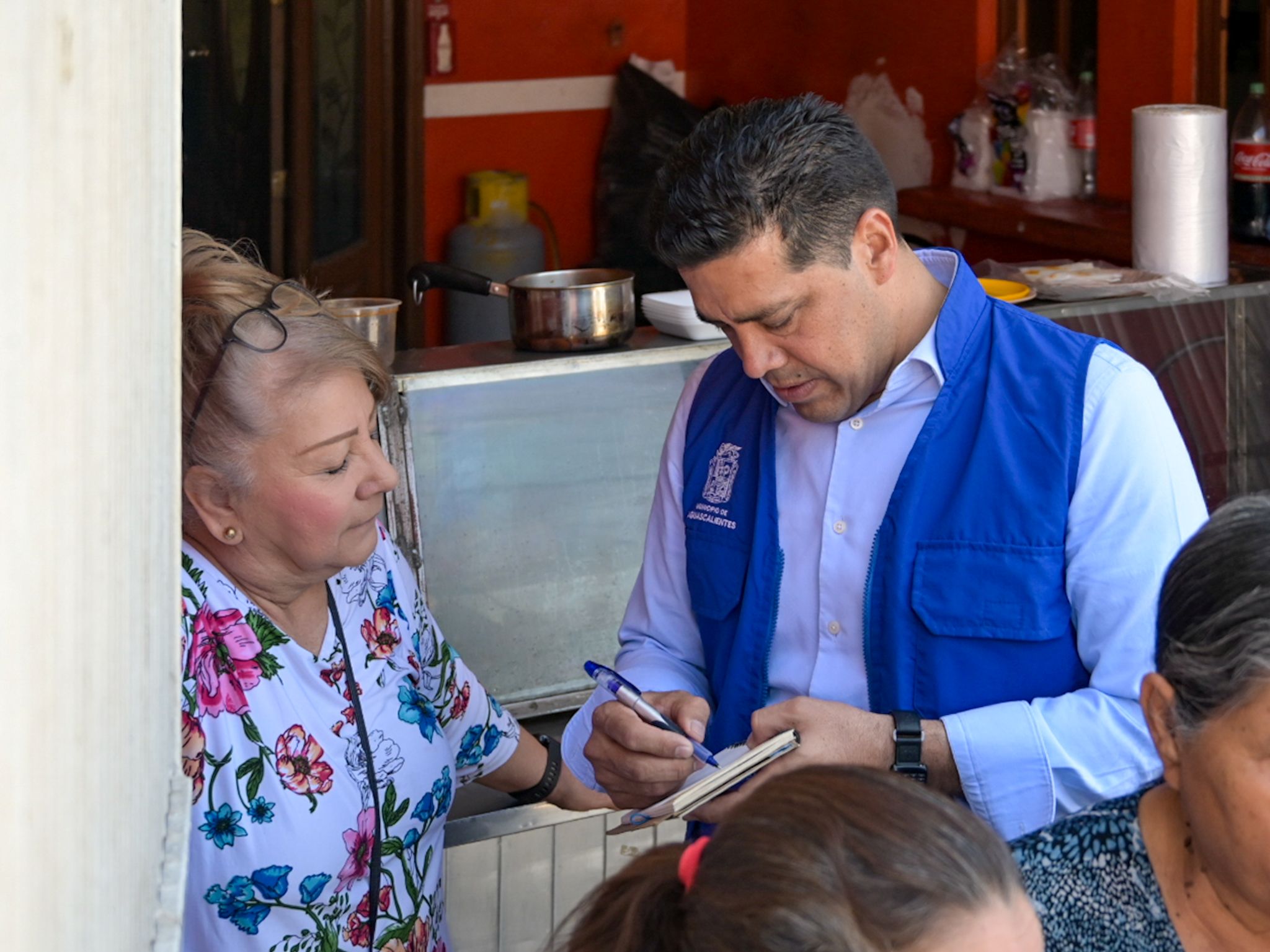Mantiene Leo Montañez cercanía con habitantes de la colonia Insurgentes