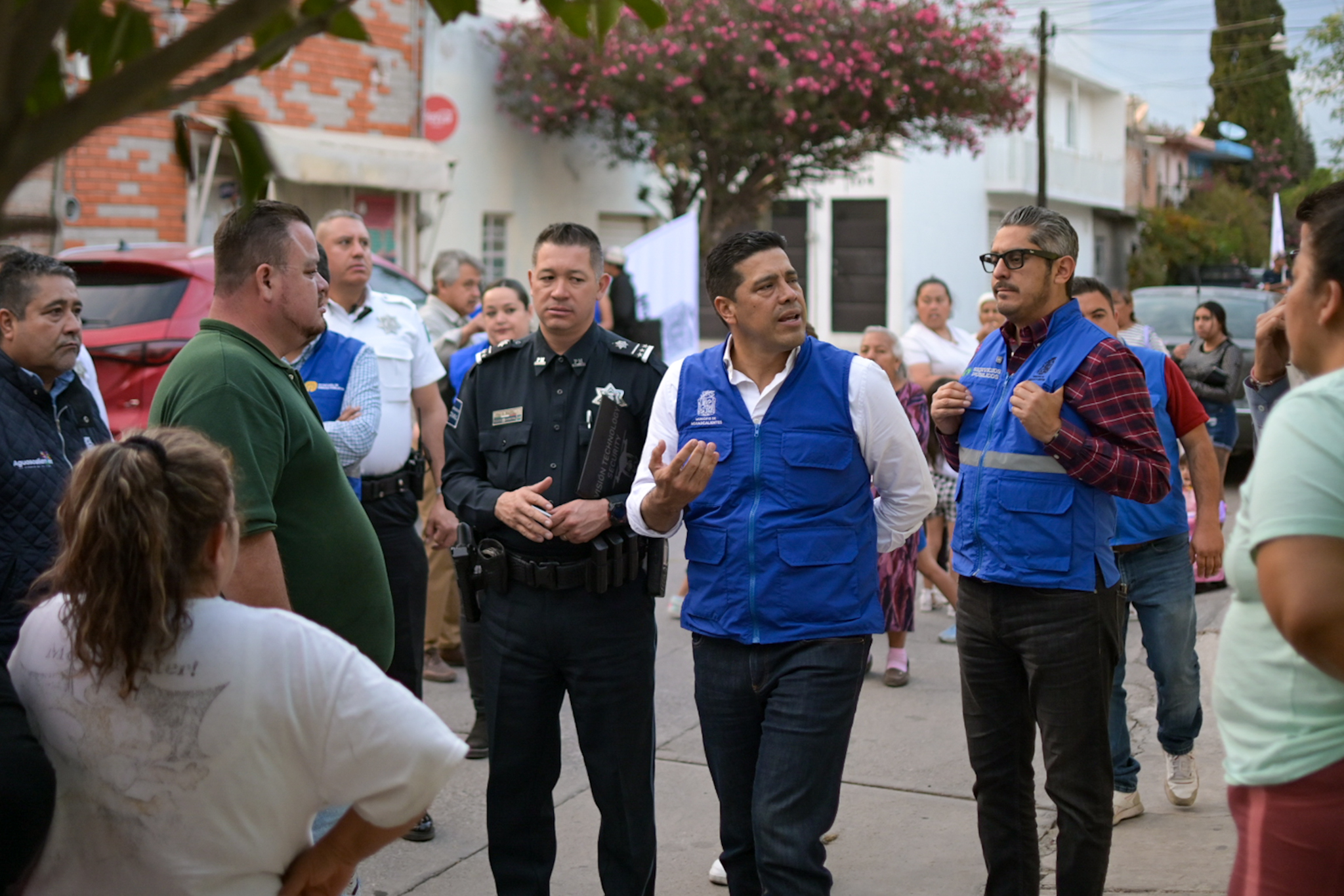 Visita Leo Montañez a familias de la Macías Arellano para atender sus necesidades