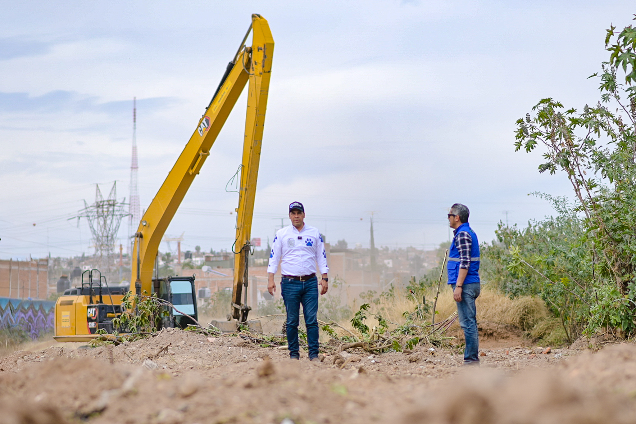Supervisa Leo Montañez trabajos de limpieza en el arroyo Los Arellano para prevenir riesgos en temporada de lluvias