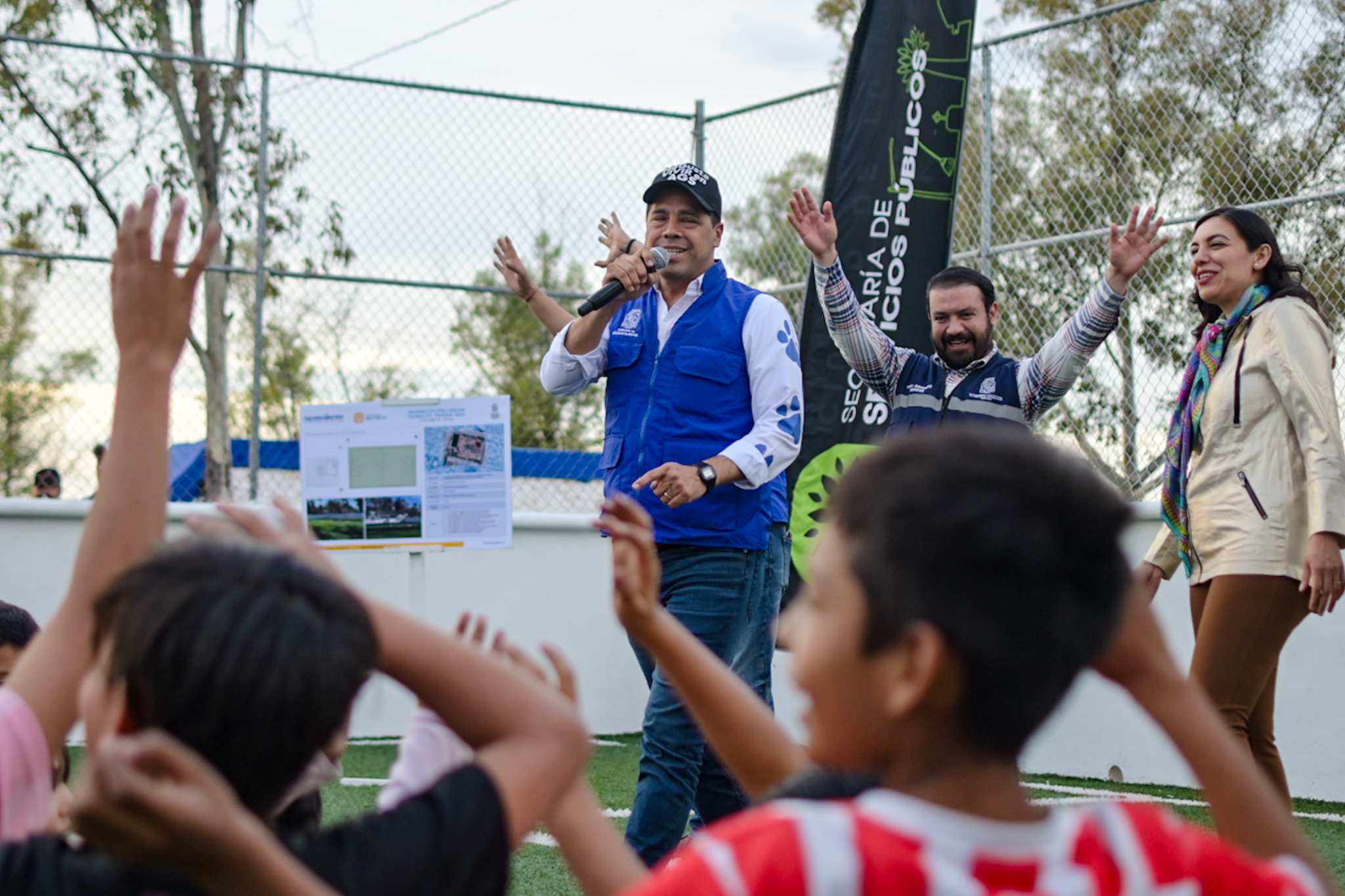 Entrega Leo Montañez rehabilitación de cancha de fútbol 7 en el Parque Azul
