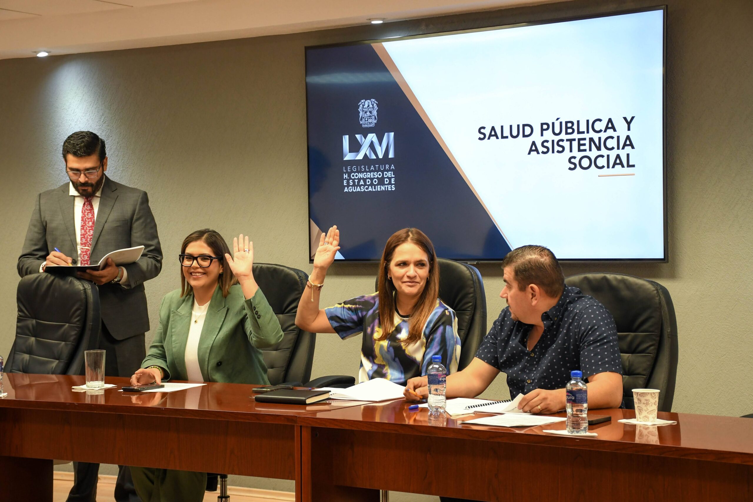 Comisión de Salud del Congreso aprobó iniciativa que prohibe la realización de tatuajes y perforaciones en menores de 18 años de edad