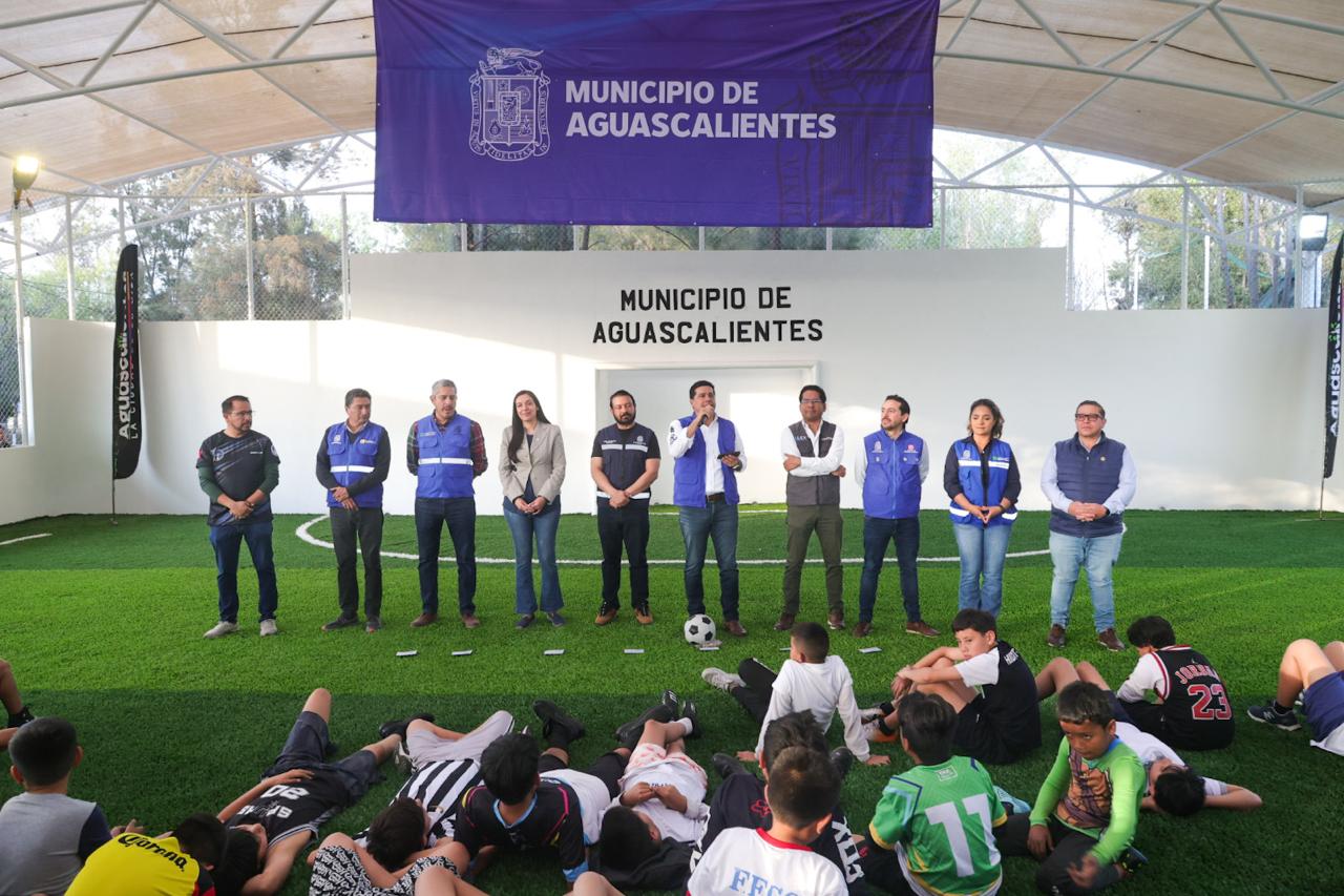 Más y mejores espacios deportivos con nueva cancha de pasto sintético en la López Portillo: Leo Montañez