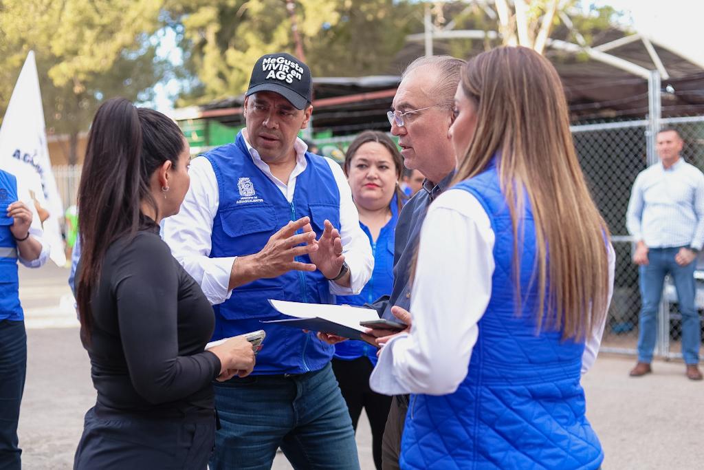 Atiende Leo Montañez a familias de la Unidad Habitacional IV Centenario