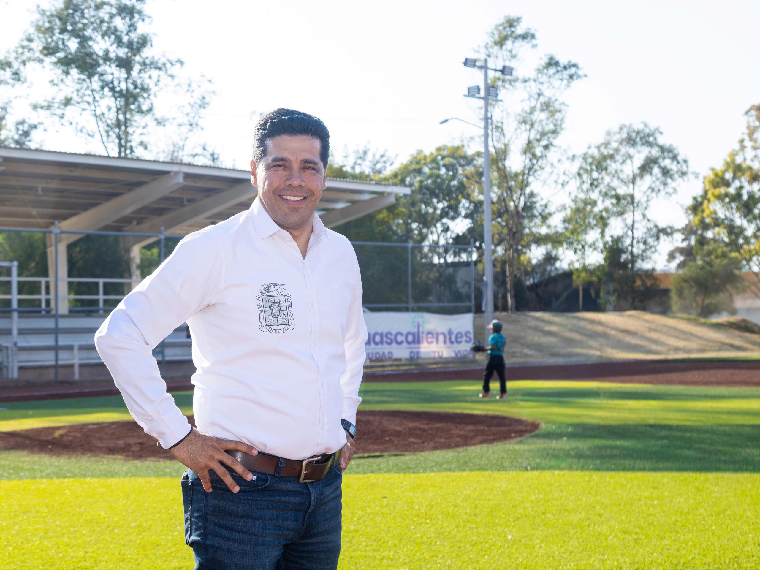 Impulsa Leo Montañez construcción de nueva cancha de futbol de pasto sintético en Santa Anita