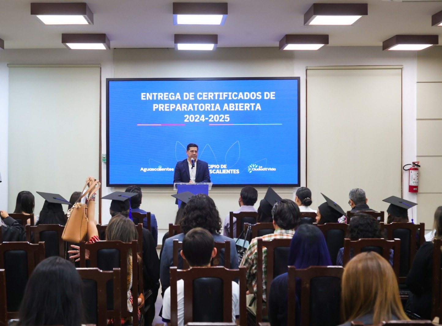 Reconoce Leo Montañez a servidores públicos municipales que se gradúan de bachillerato