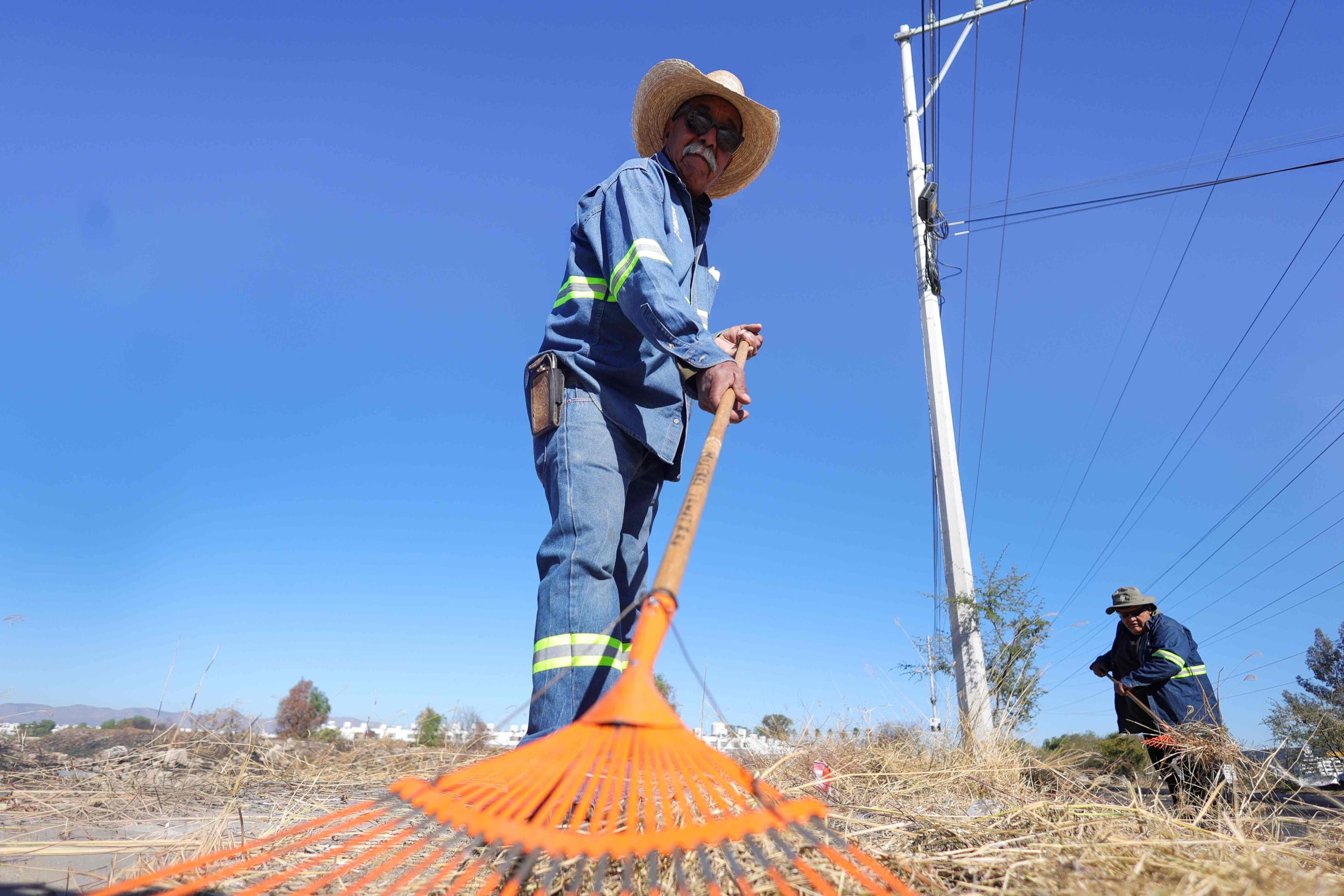 Municipio de Aguascalientes lleva a cabo mega operativo de limpieza y desmalezado al sur de la ciudad