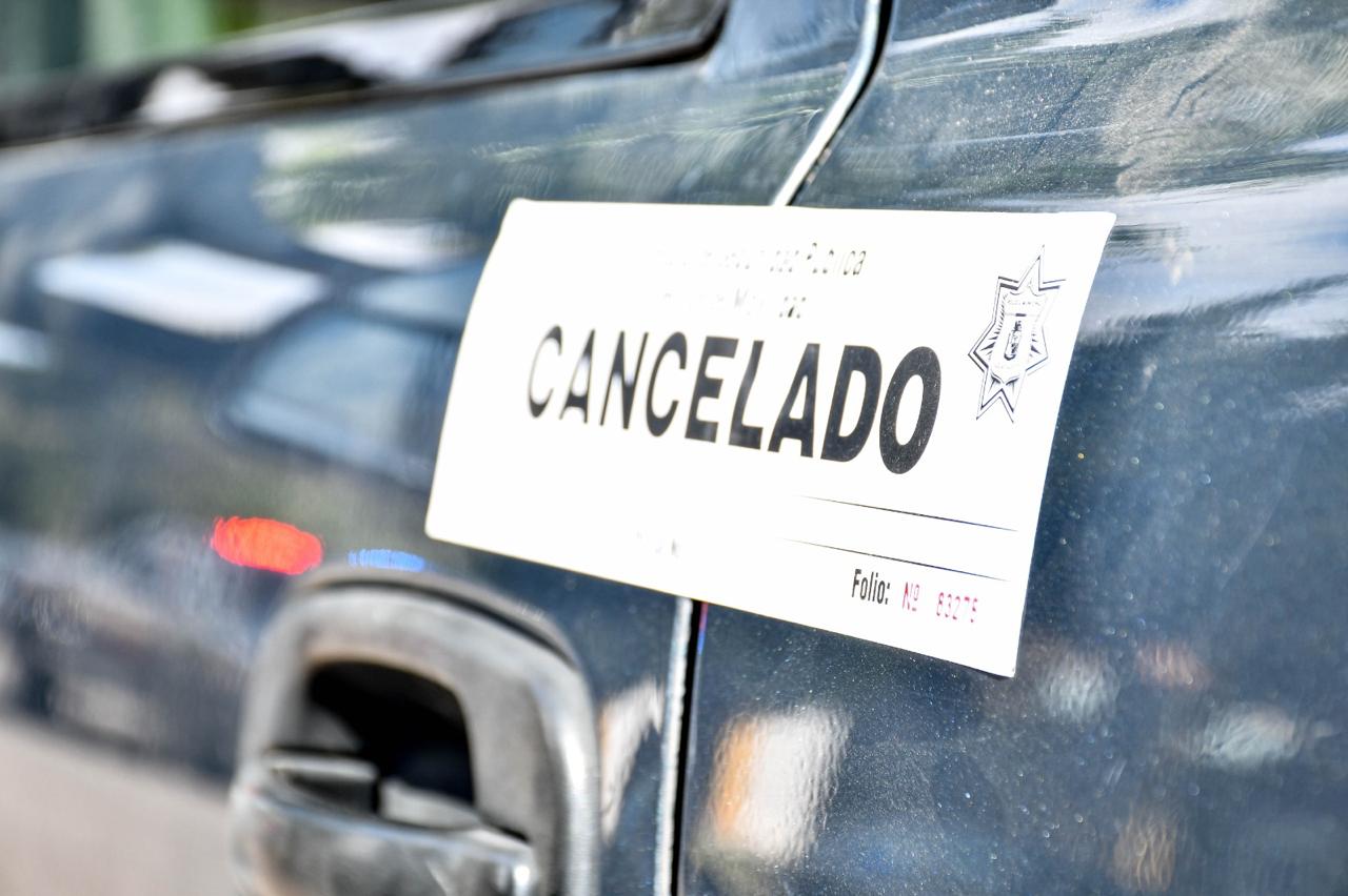 Avanza policía vial en el ordenamiento de vehículos abandonados en la vía pública