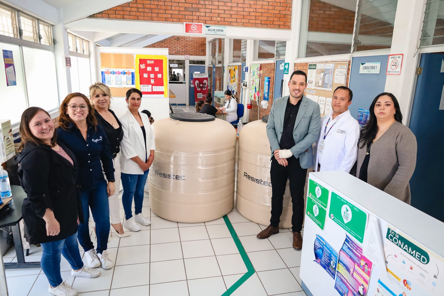 Entregan material para construcción y tinacos en Centros de Salud de Calvillo