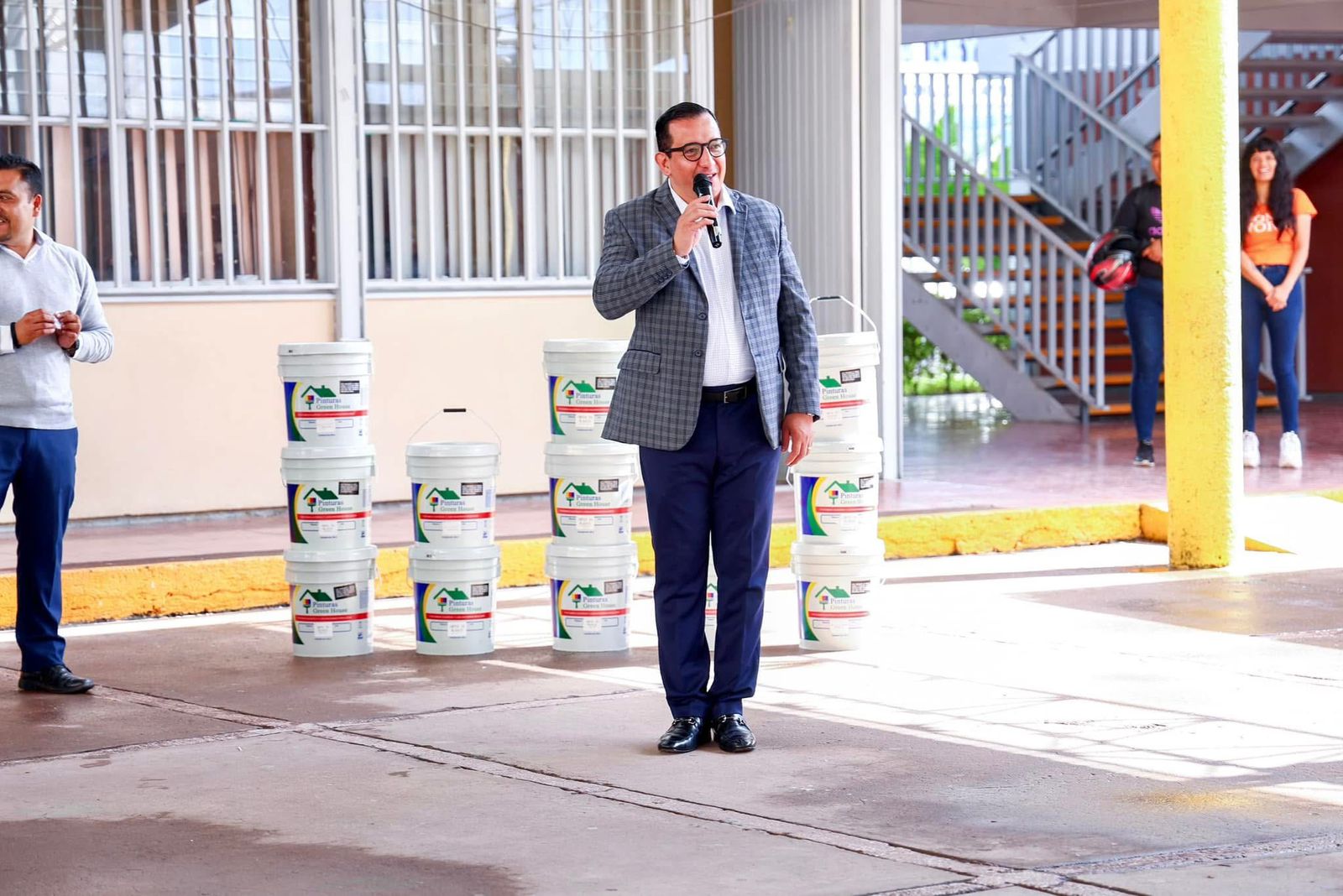 Apuesta Max por mejorar espacios educativos