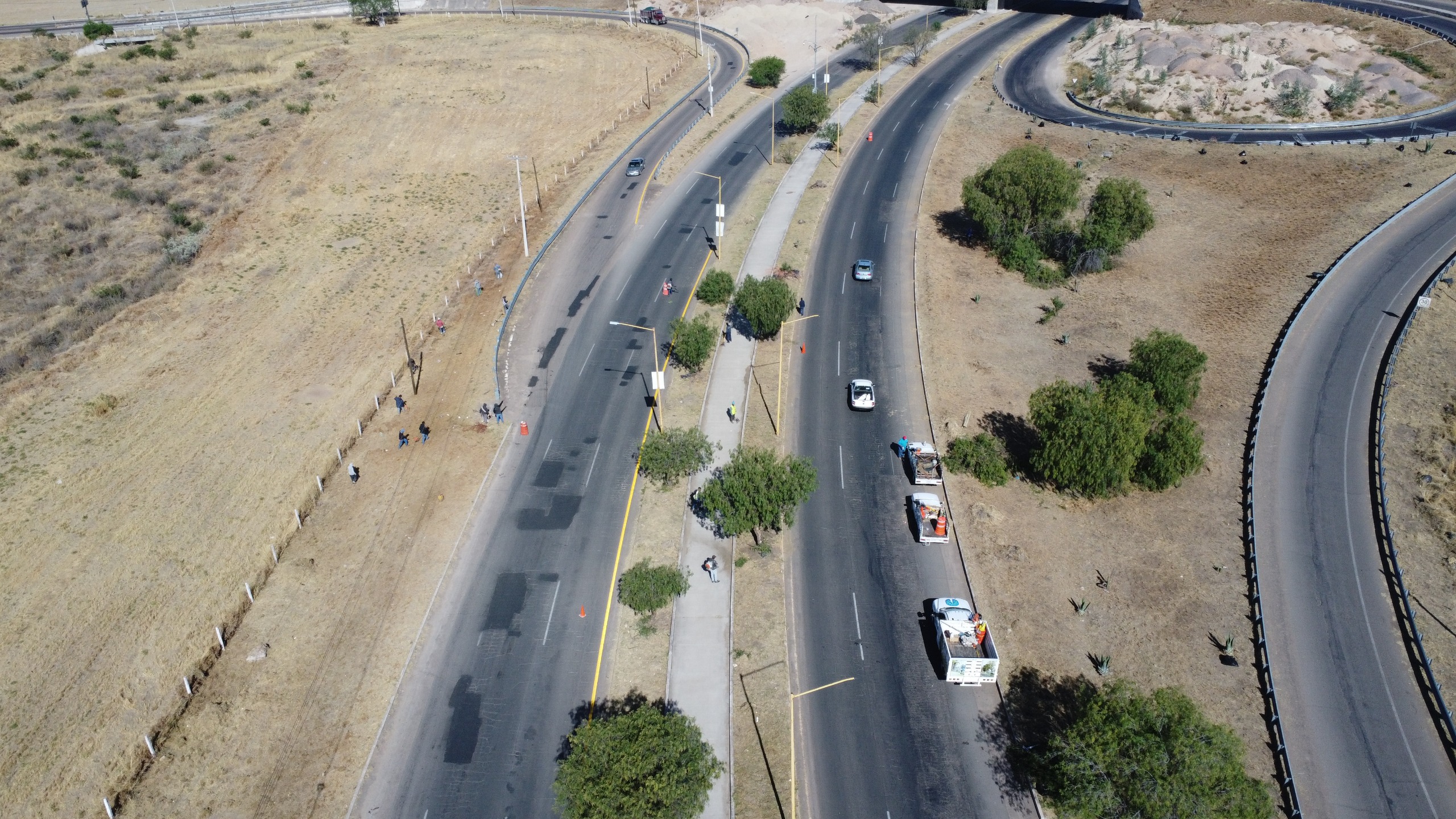 Refuerzan limpiesza y desmalezado en camellones y ciclovías de Av. Siglo XXI Poniente