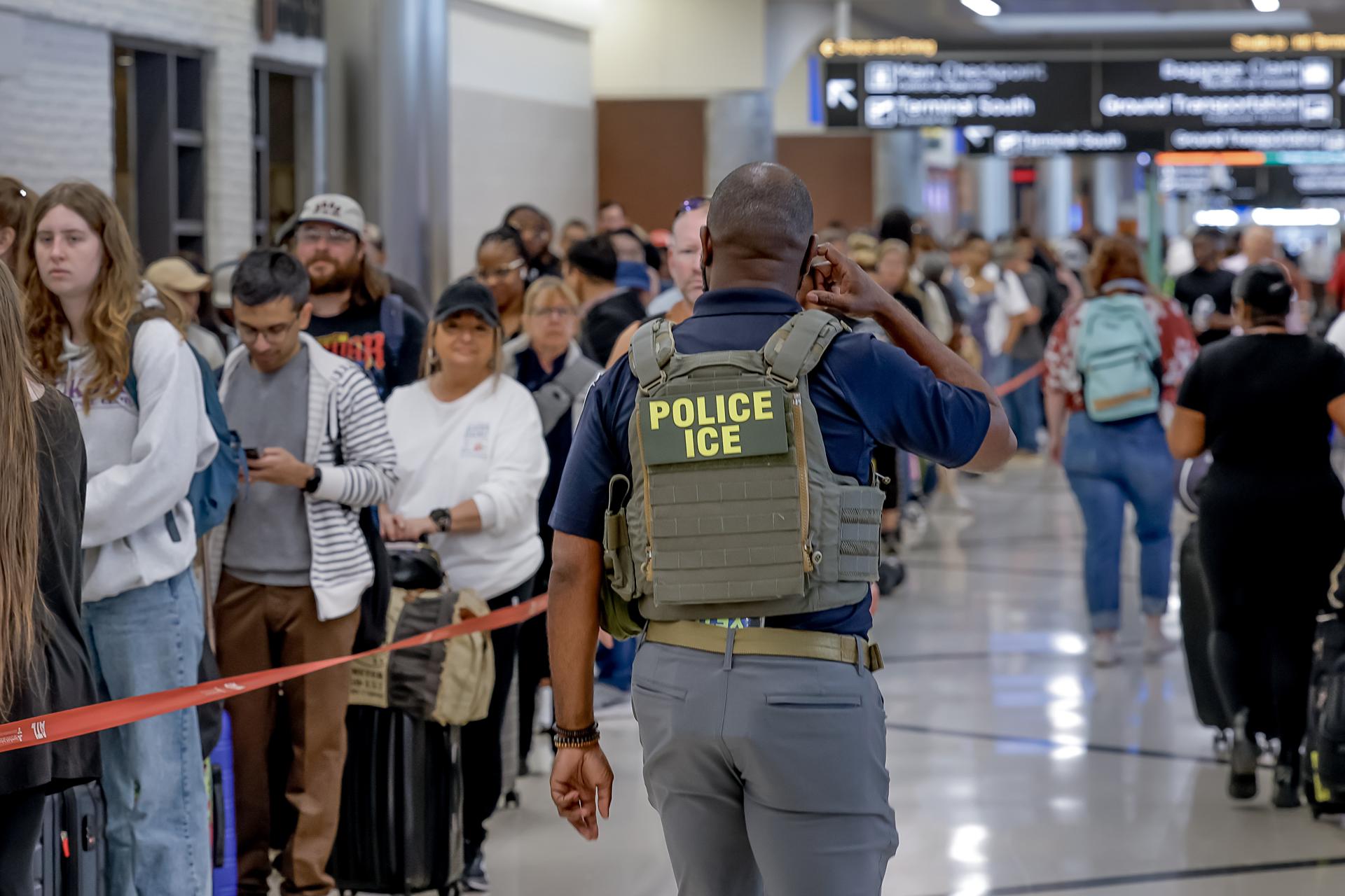 Despliegan a agentes de ICE en aeropuertos de EE.UU.
