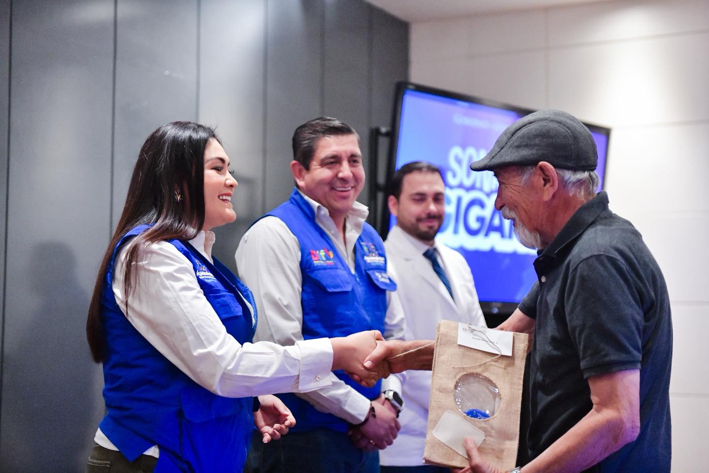 Volver a sonreír: DIF Estatal entrega prótesis dentales a adultos mayores