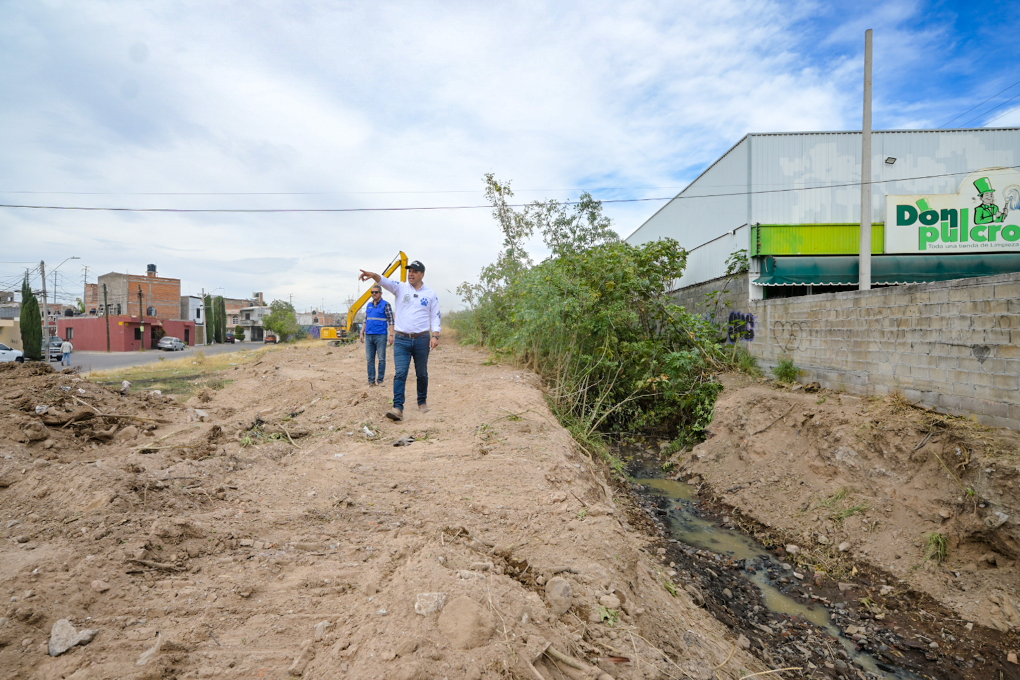Refuerza Leo Montañez limpieza preventiva en el canal de la colonia Estrella