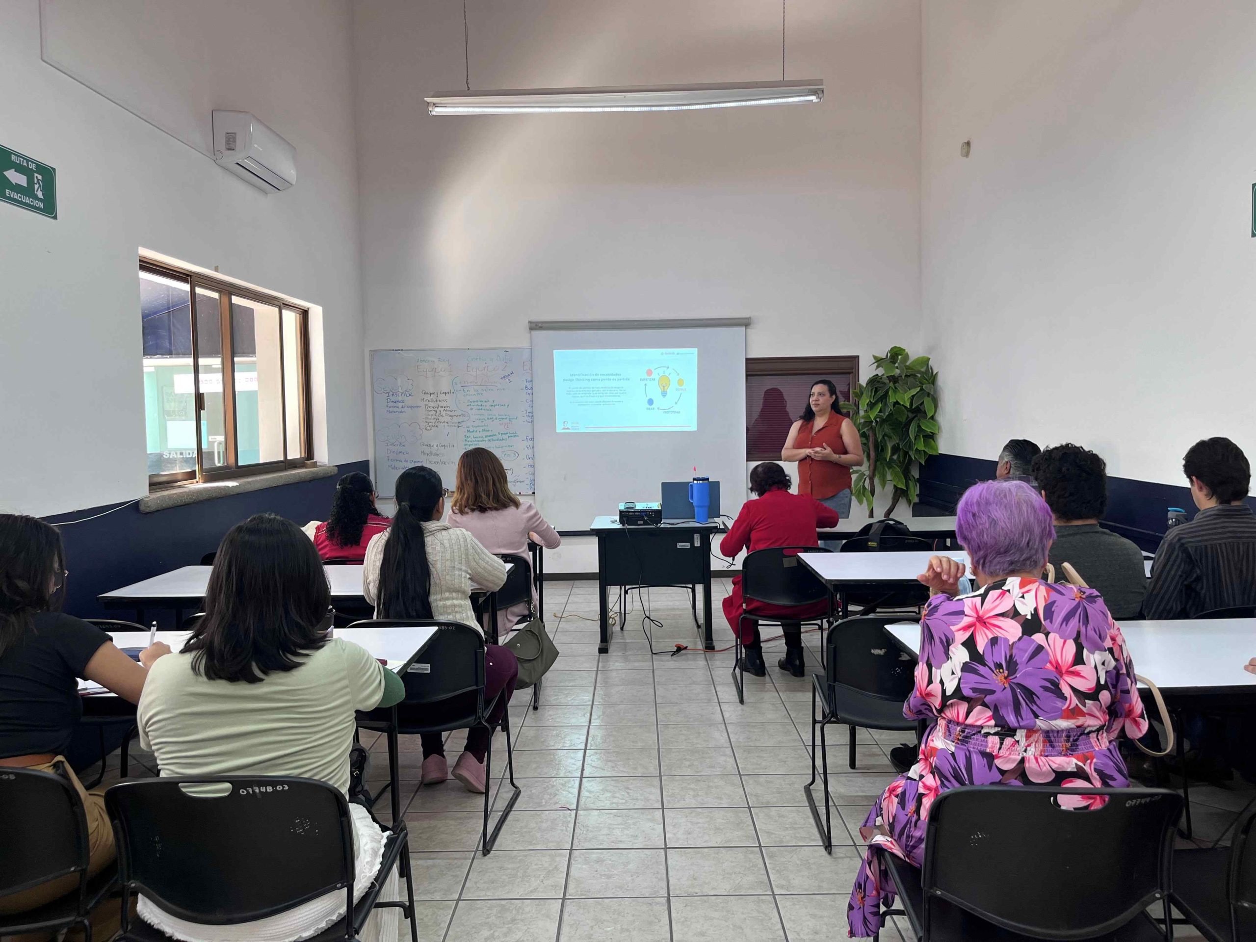 Municipio en coordinación con SEDECYT impulsa a emprendedores a través de las capacitaciones “Emprende tu vida”