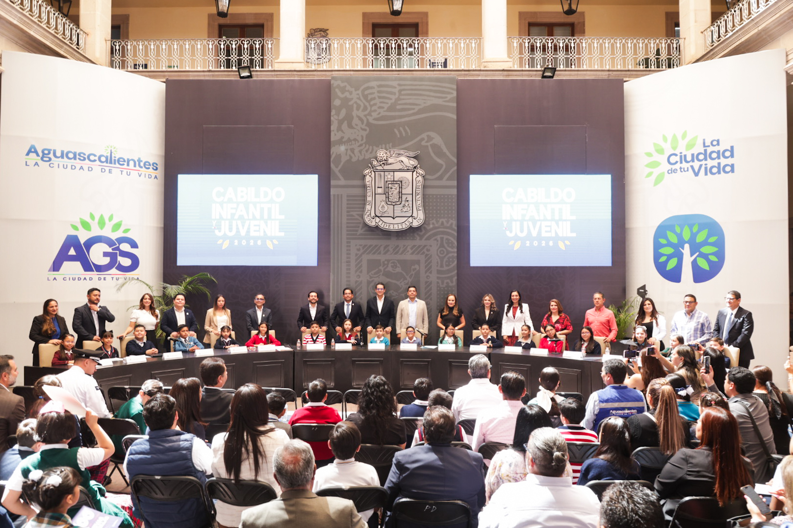 Asiste Leo Montañez a cabildo infantil y juvenil; le dan voz a la niñes de Aguascalientes