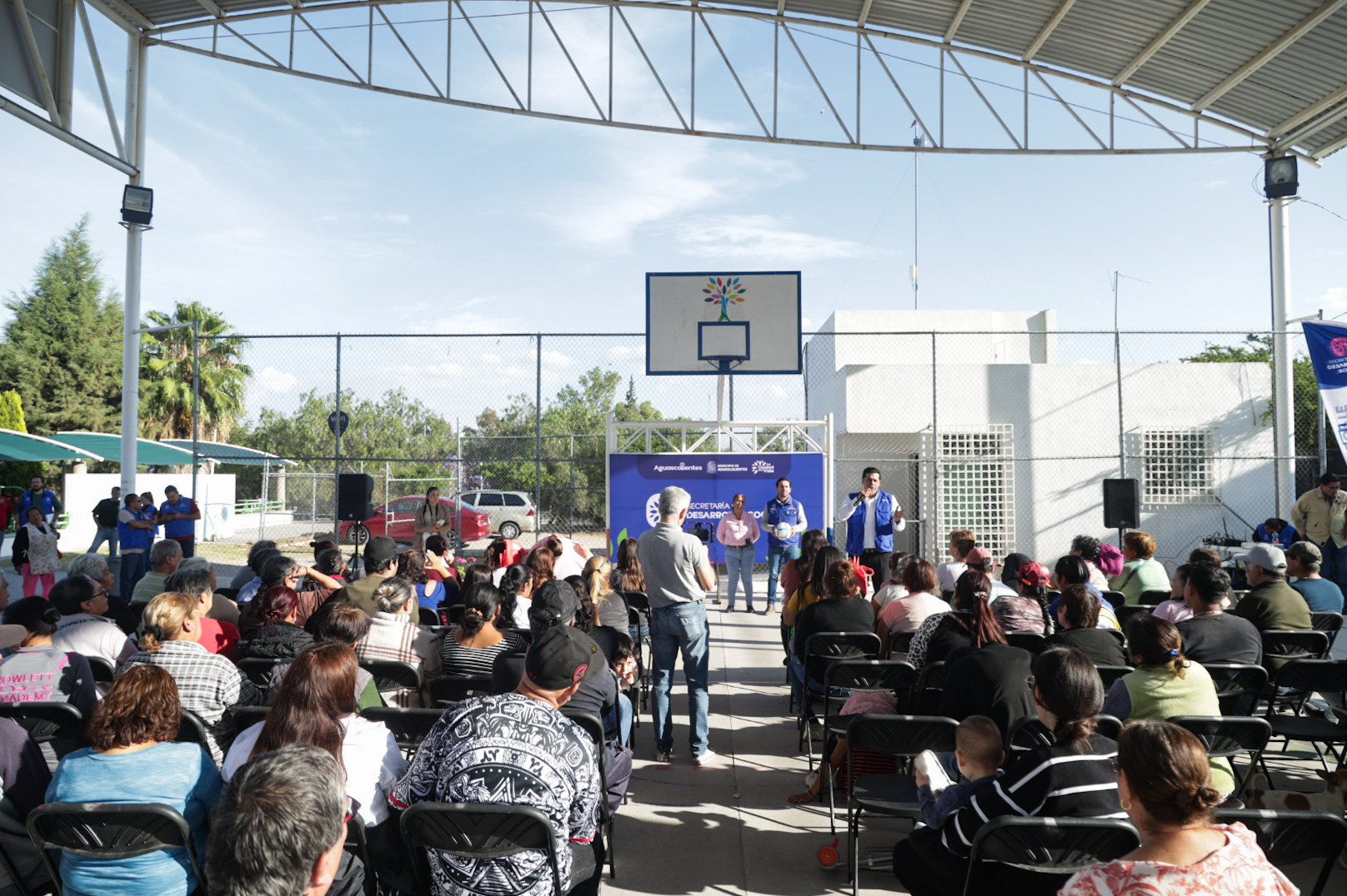 Se reúne Leo Montañez con familias del Fidel Velázquez