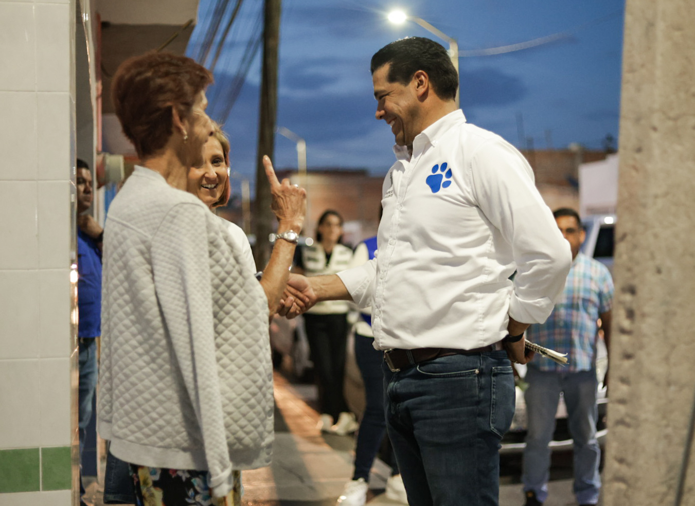 Continúa Leo Montañez recorriendo fraccionamiento de la ciudad escuchando a la población