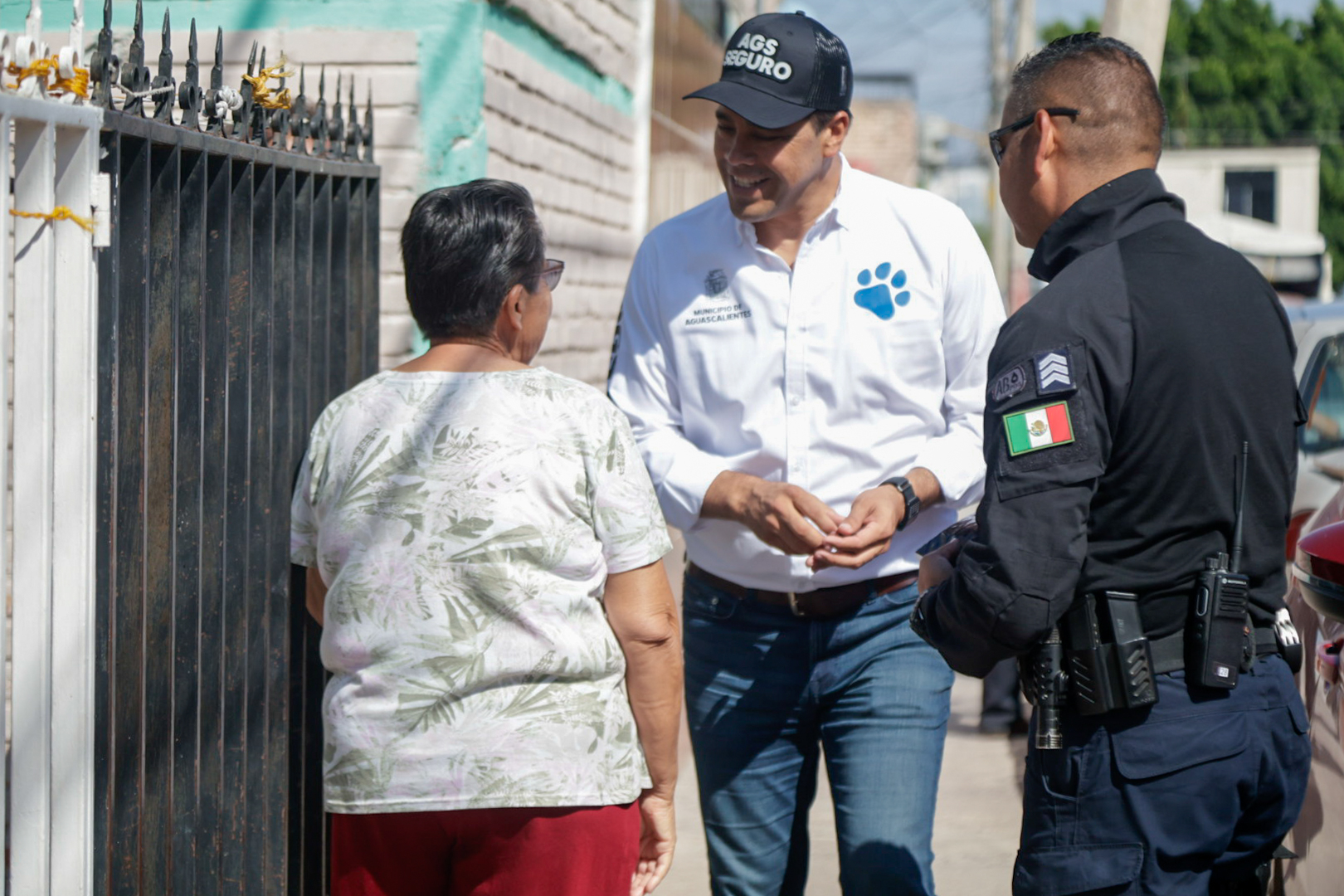 Leo Montañez visita a vecinos del Infonavit Las Viñas