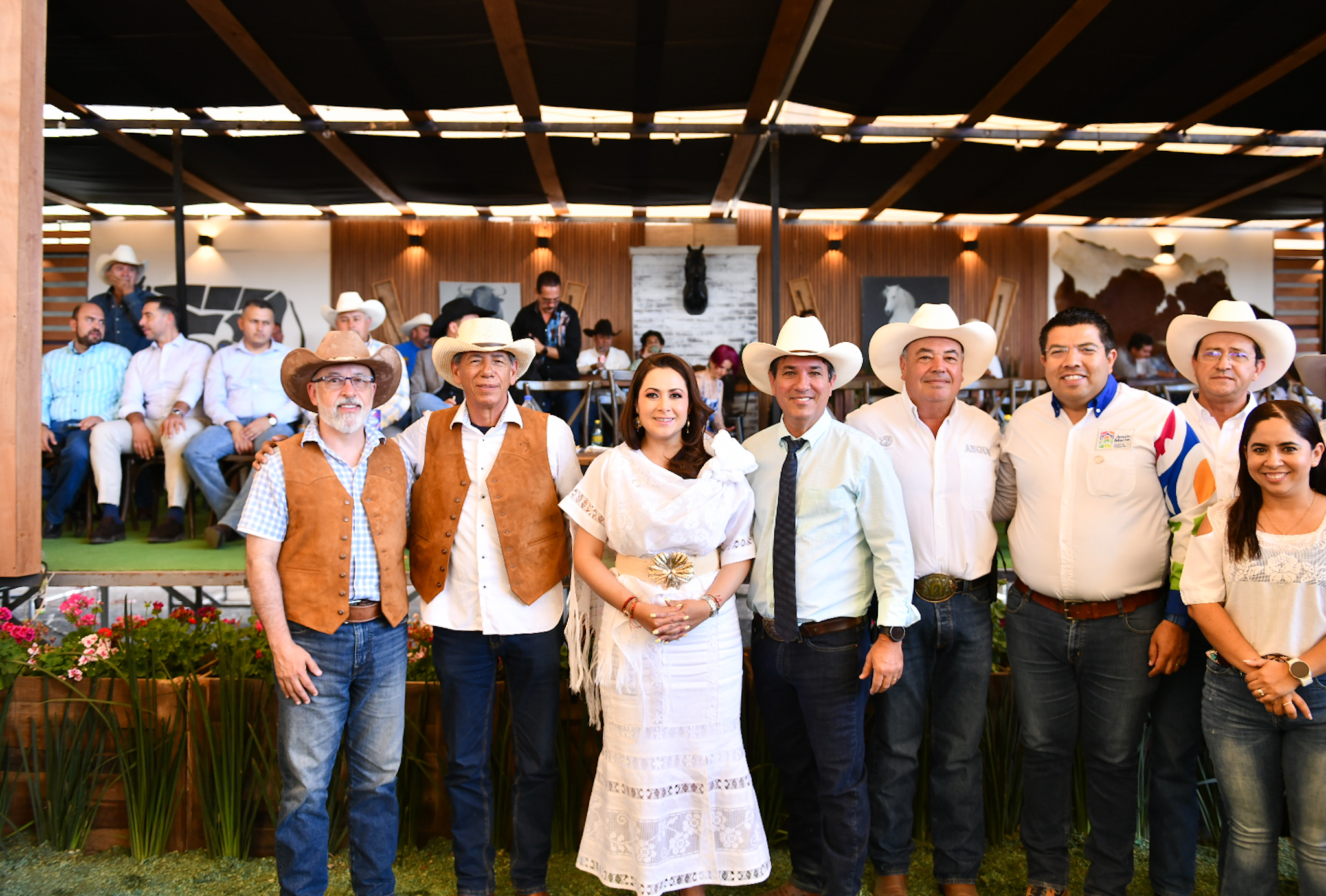 Tere Jiménez reconoce a productores por la calidad de su ganado