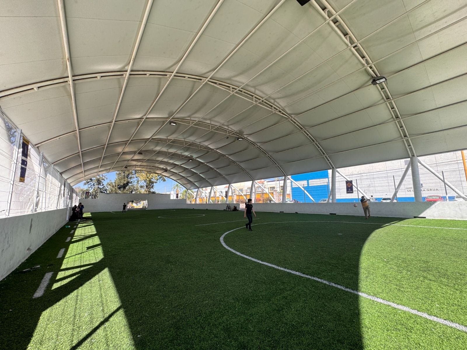 Rehabilita Leo Montañez cancha de Futbol 7 en Canal Interceptor para que más niñas, niños y adultos practiquen deporte