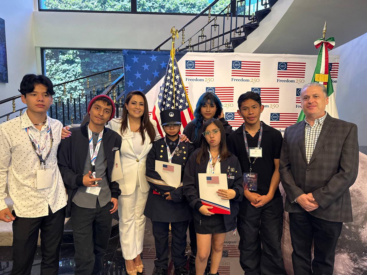 Tere Jiménez reconoce a estudiantes de Aguascalientes que viajarán a la NASA