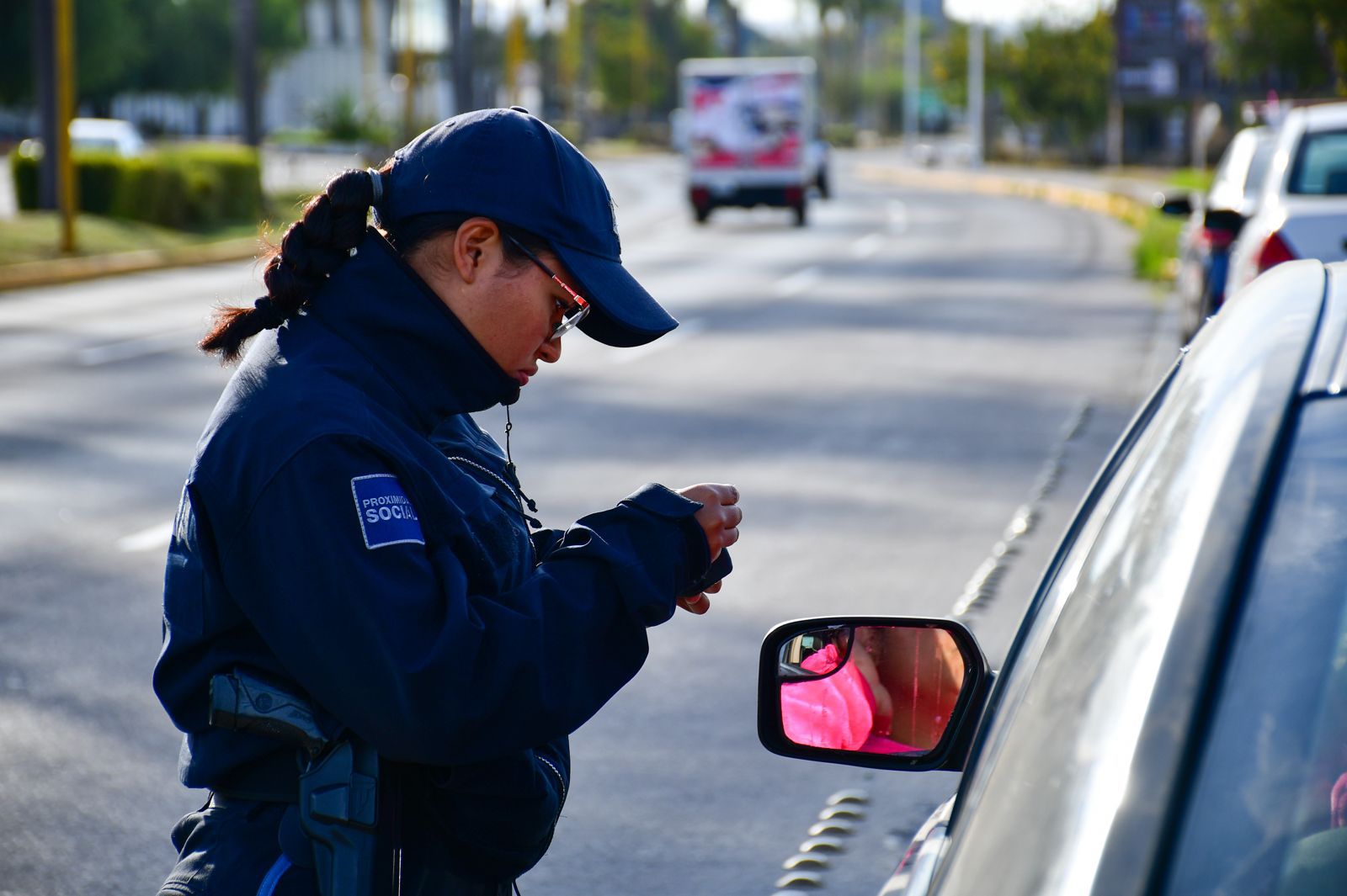 Exhorta policía vial a no utilizar el celular al conducir para prevenir accidentes