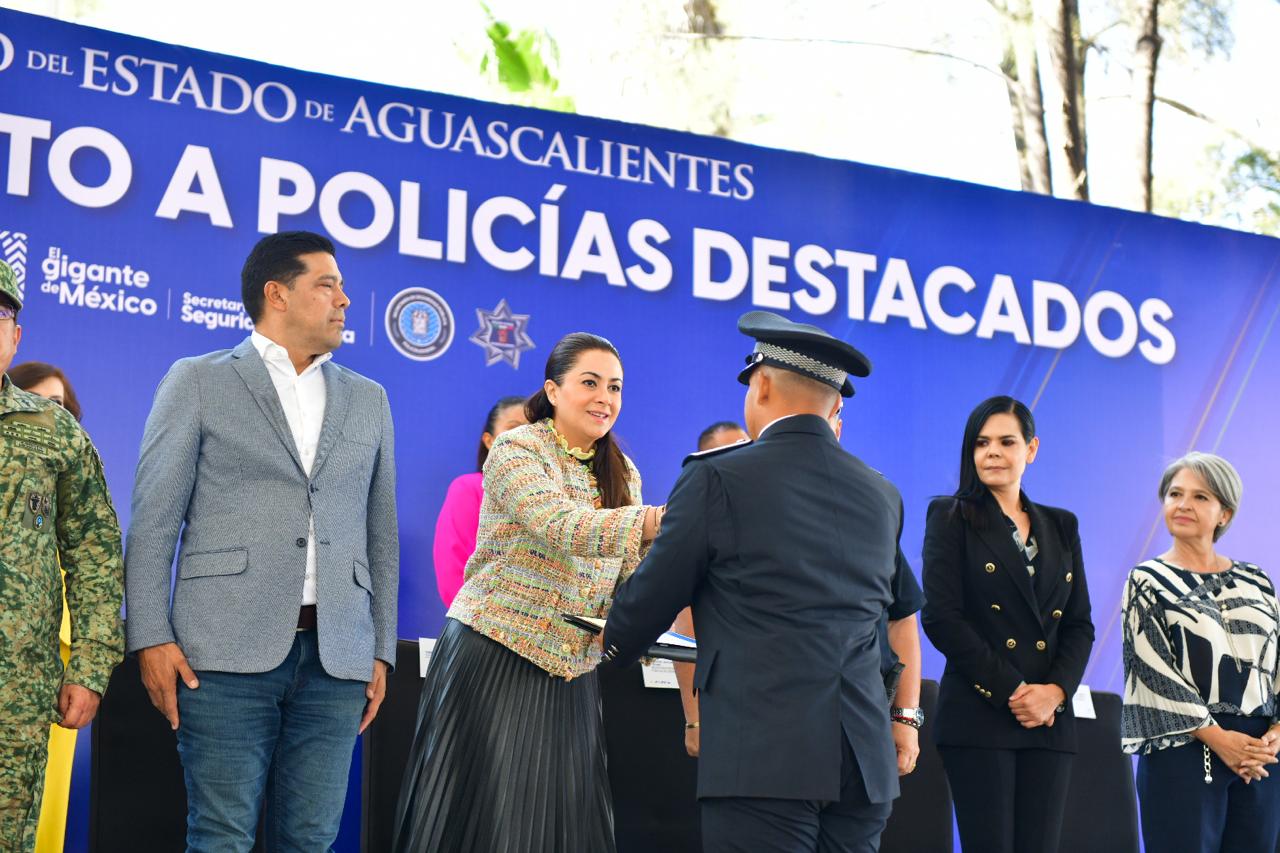 Tere Jiménez reconoce a policías que blindan la paz en Aguascalientes