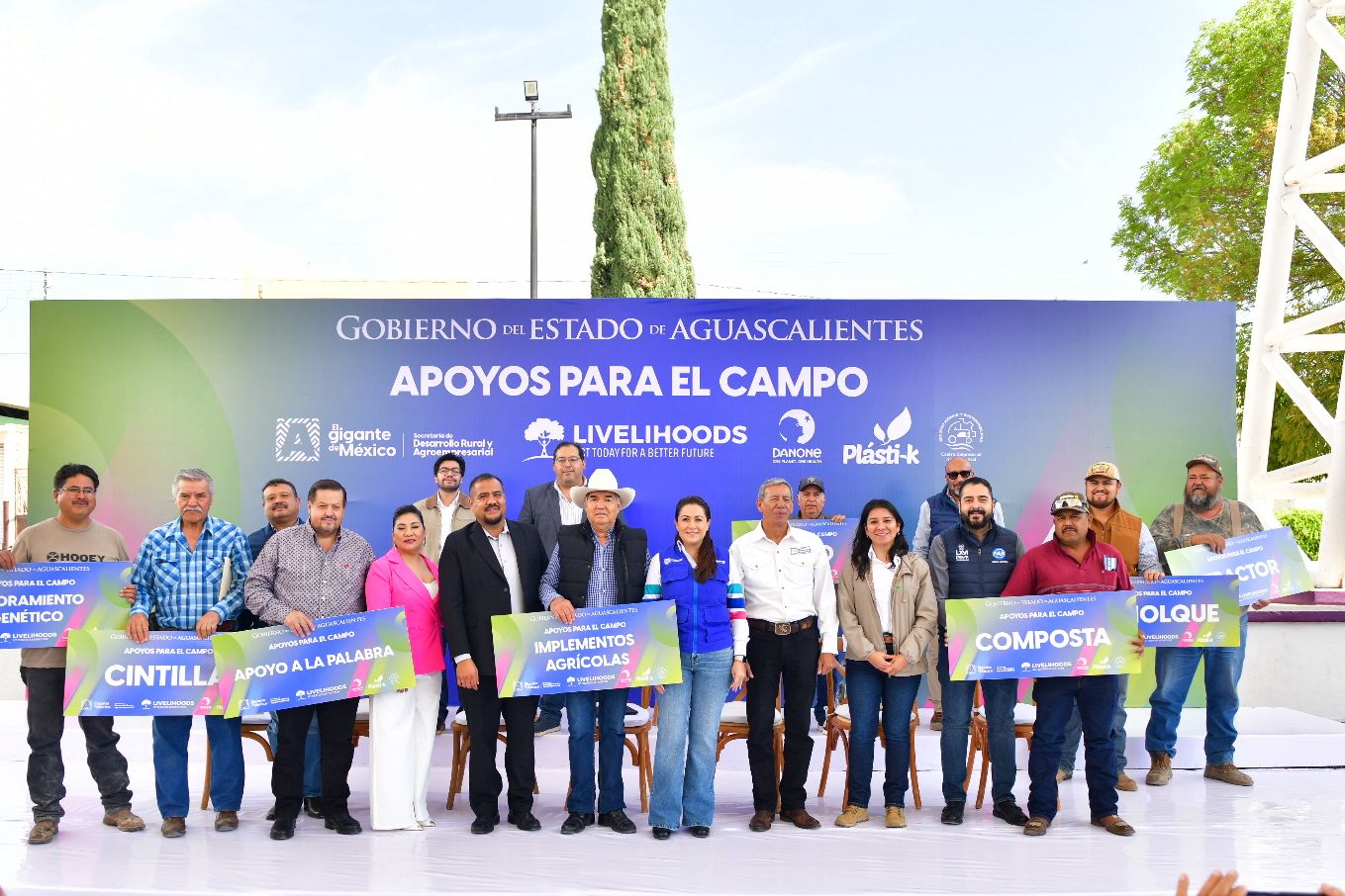 Tere Jiménez entrega apoyos al campo y refuerza desarrollo rural en Cosío