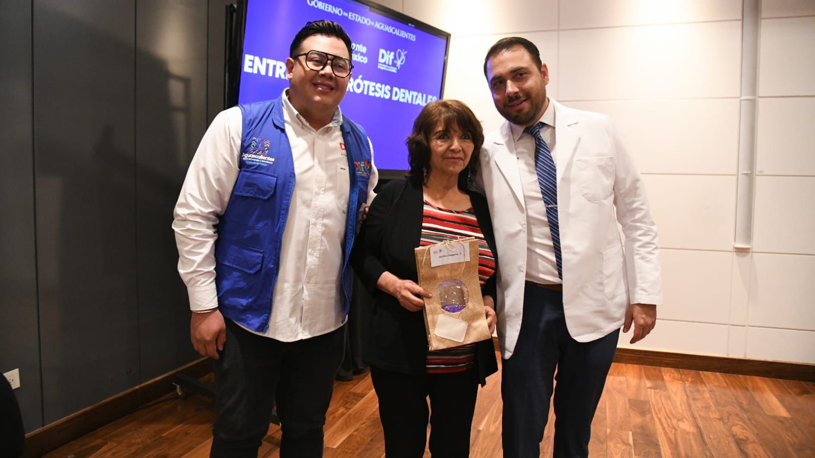 Con el programa “Sonrisa Gigantes” del DIF Estatal, la señora Julioa Flores recuperó su autoestima