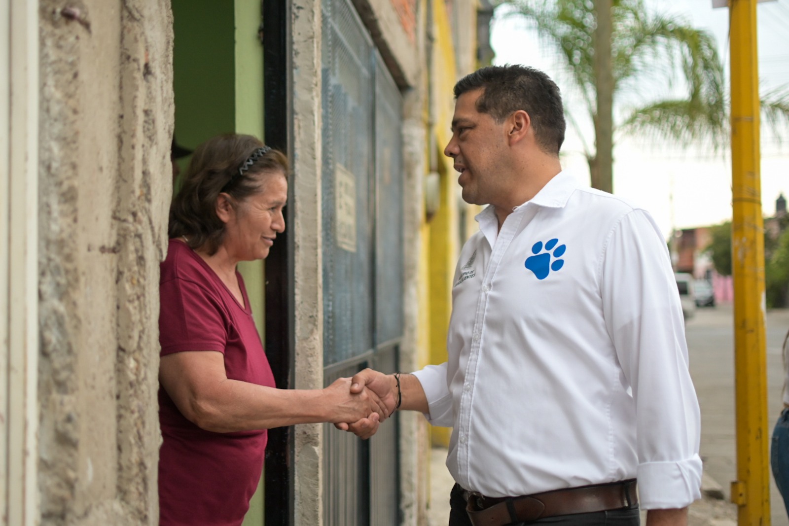 Recorre Leo Montañez fraccionamiento Insurgentes para escuchar a los vecinos