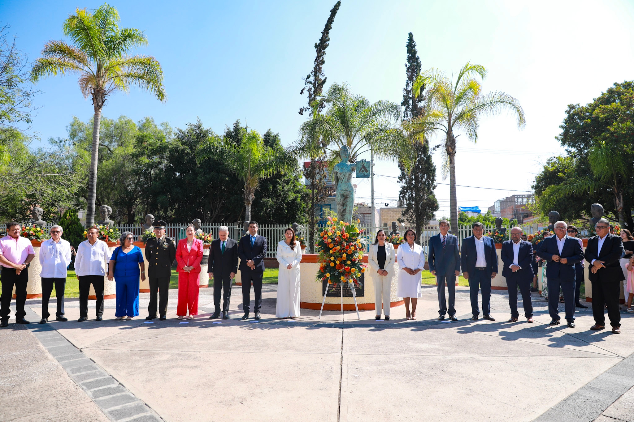 Tere Jiménez reconoce la trayectoria y vocación de maestras y maestros de Aguascalientes