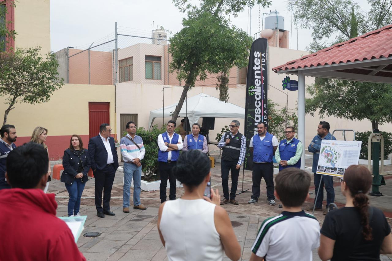 Entrega Leo Montañez rehabilitación del parque Las Torres