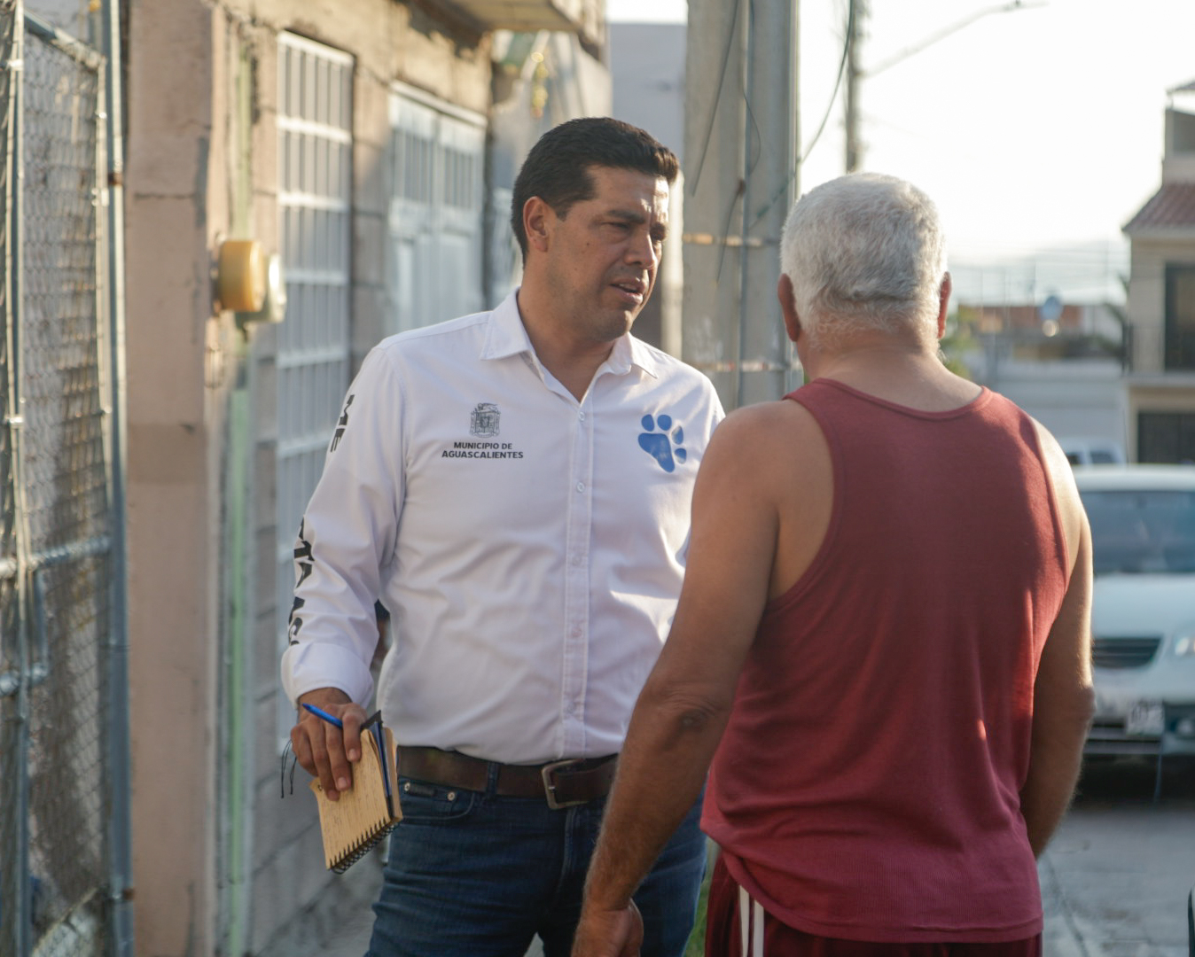 Escucha Leo Montañez a vecinos de Haciendas de Aguascalientes
