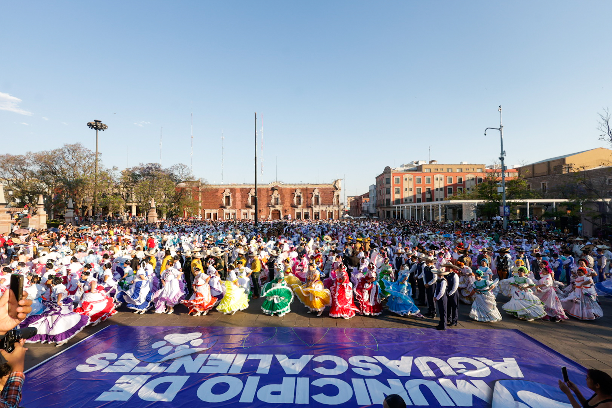 La Pelea de Gallos Monumental reunió a 2 mol bailarines en ina gran celebración de identidad y tradición