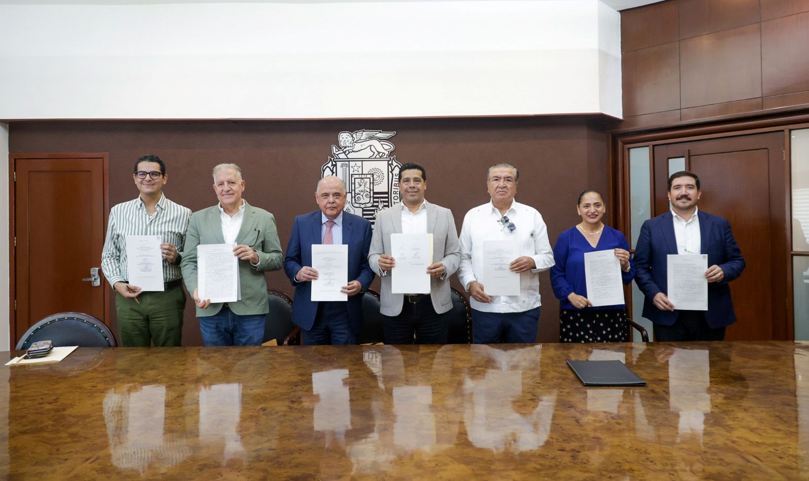 Firma Leo Montañez escrituras para mejor equipamiento urbano, áreas verdes t espacios educativos para las familias