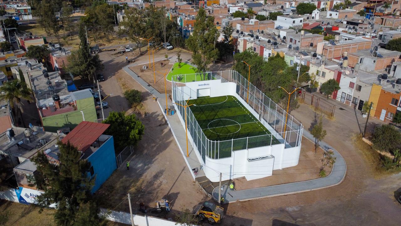 Leo Montañez promueve el deporte y sana diversión en Santa Anita IV Sección con nuevo parque recreativo