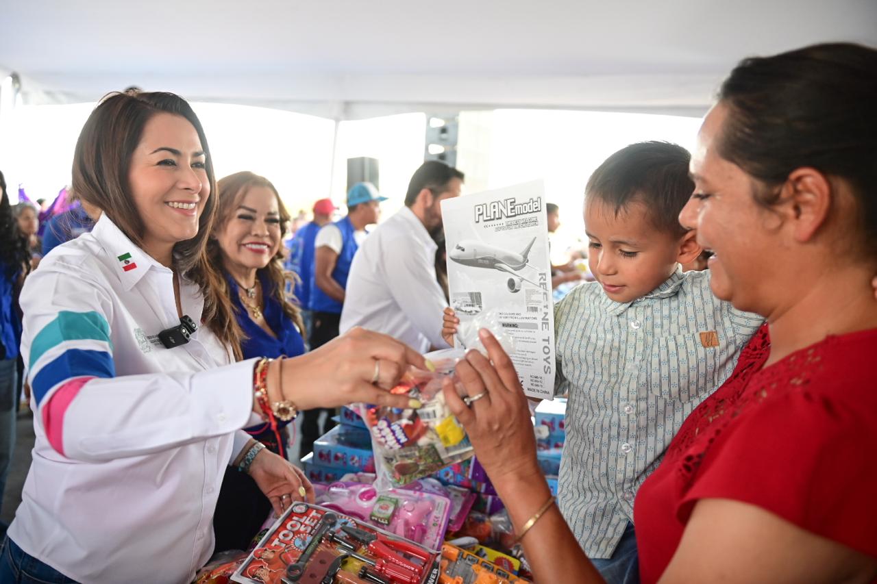 Tere Jiménez celebra a niñas y niños de municipios con sopresas y regalos