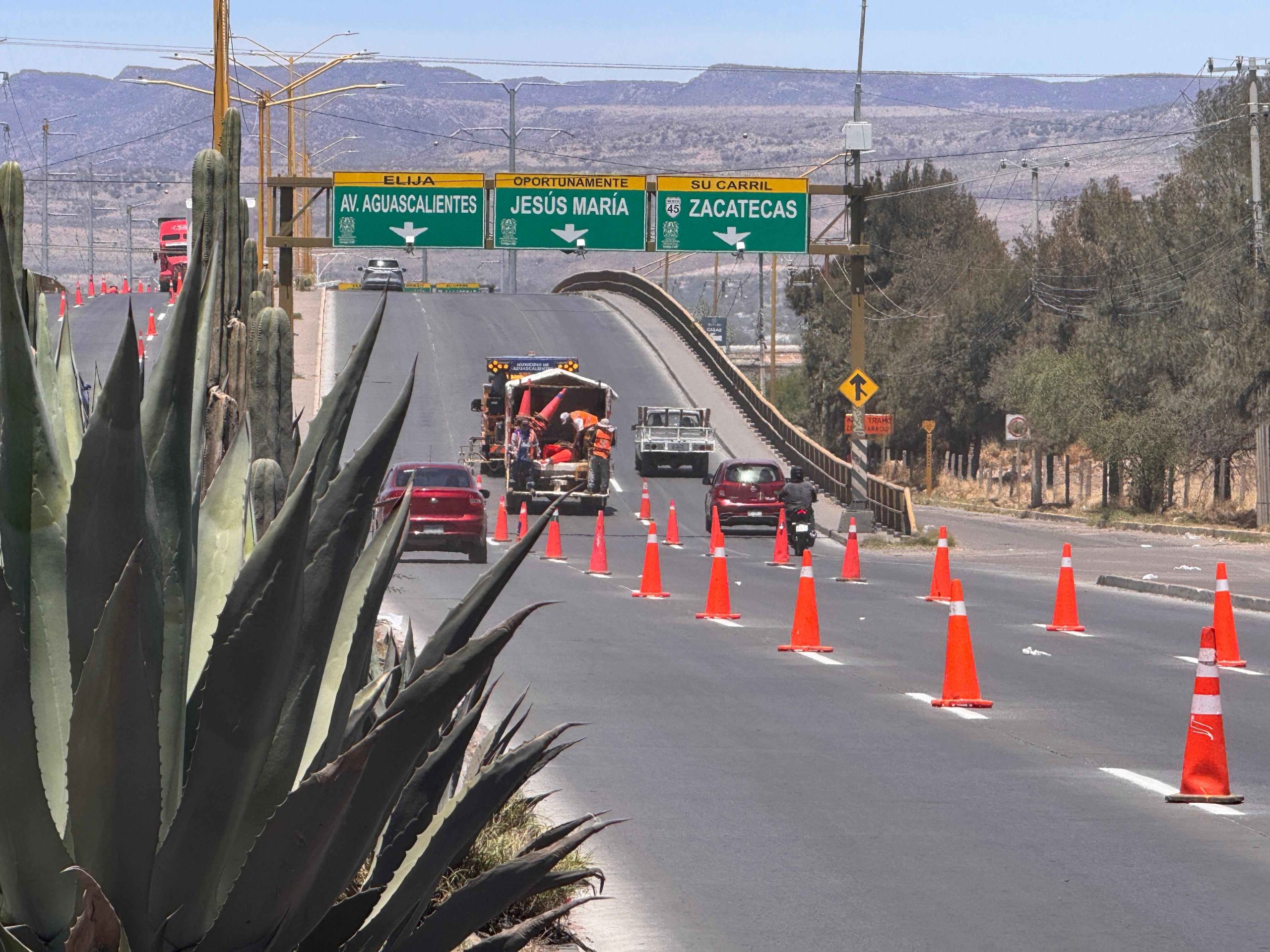 Fortalece Municipio de Aguascalientes seguridad vial con rehabilitación de pintura en avenida Siglo XXI