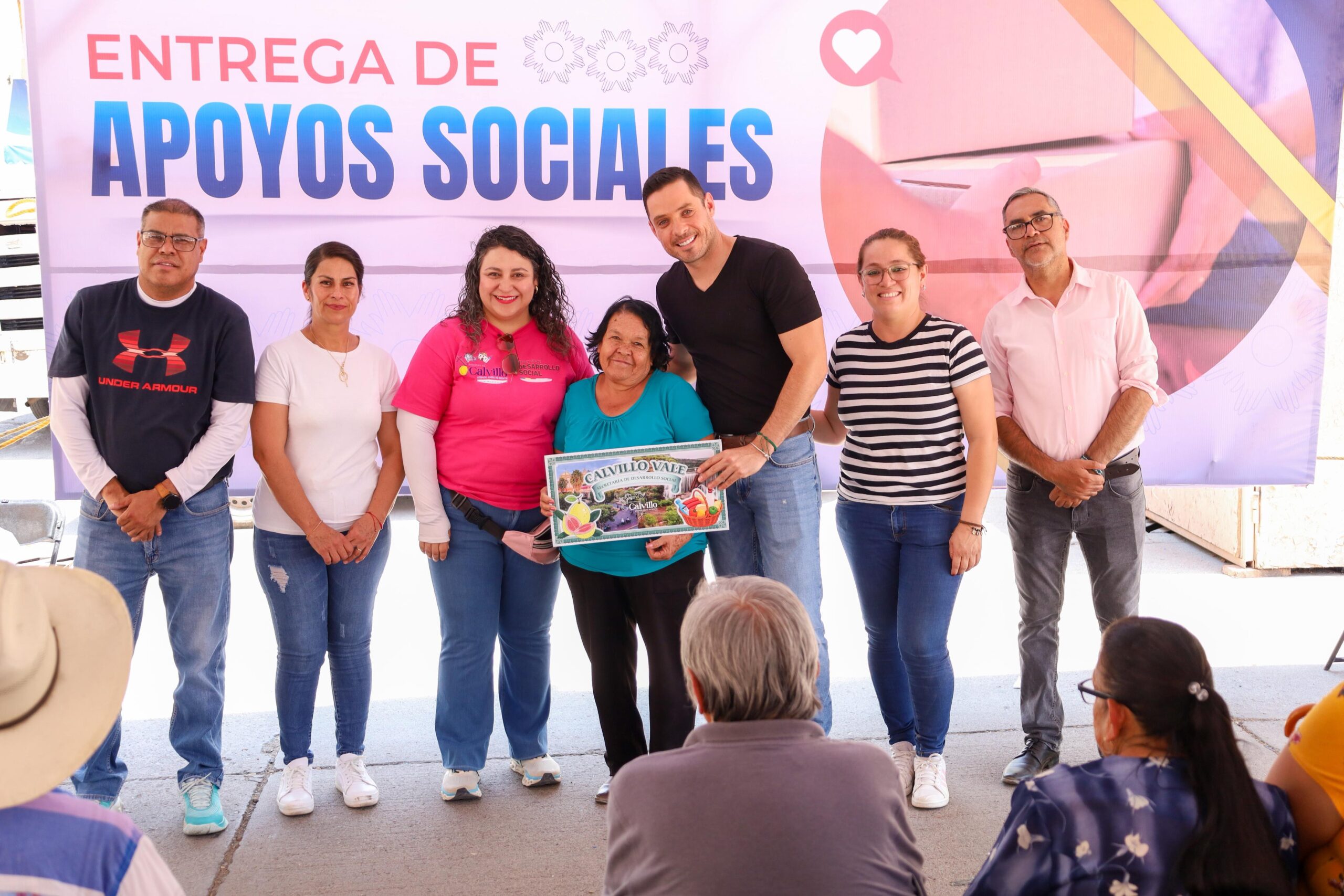 Entregan apoyos sociales a familias de Calvillo
