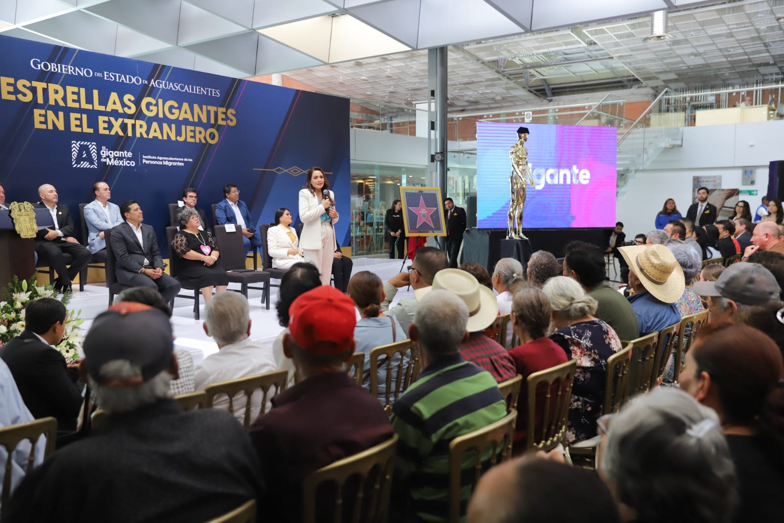 Tere Jiménez entrega reconocimientos a migrantes que con su esfuerzo ponen en alto el nombre de Aguascalientes