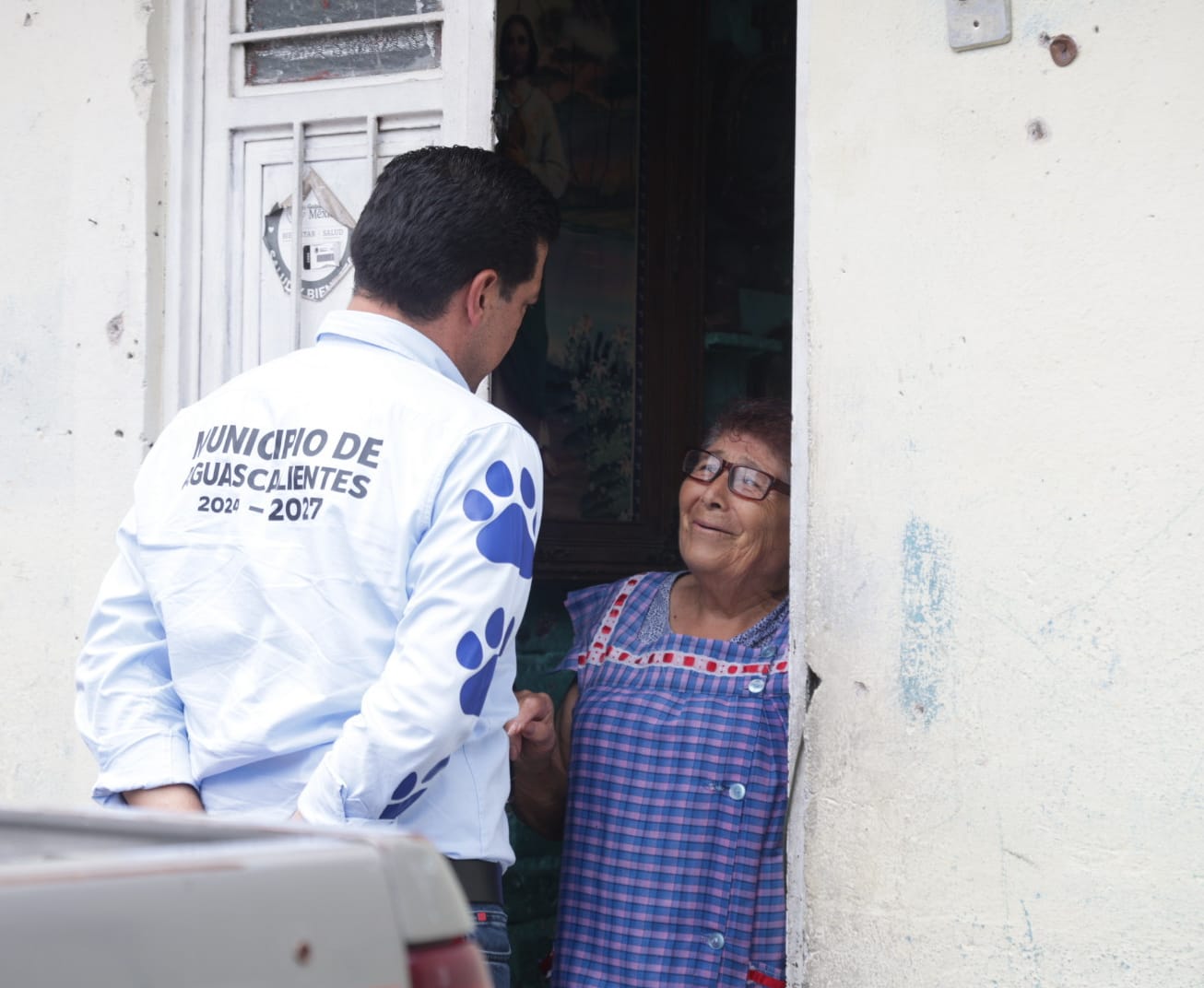 Leo Montañez se mantiene cercano a habitantes del fraccionamiento México