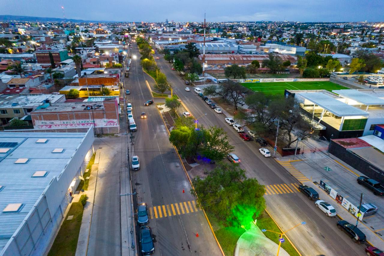 Entrega Leo Montañez rehabilitación de camellón en la Av. Mahatma Gandhi